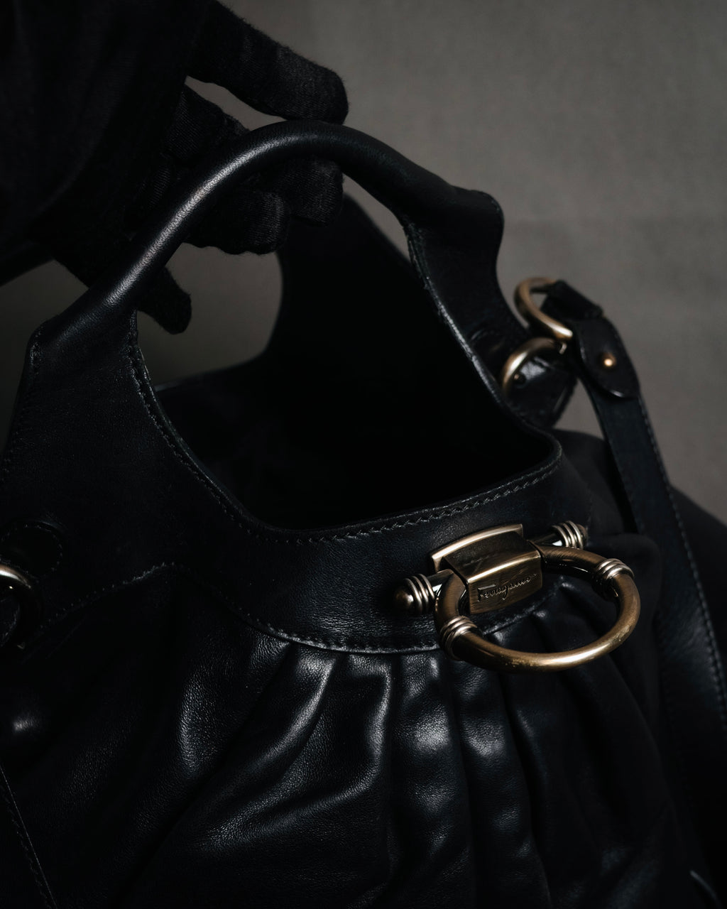 –SPECIAL– "Salvatore Ferragamo"
00’s Gancini ring-gathered nappa 2way bag
