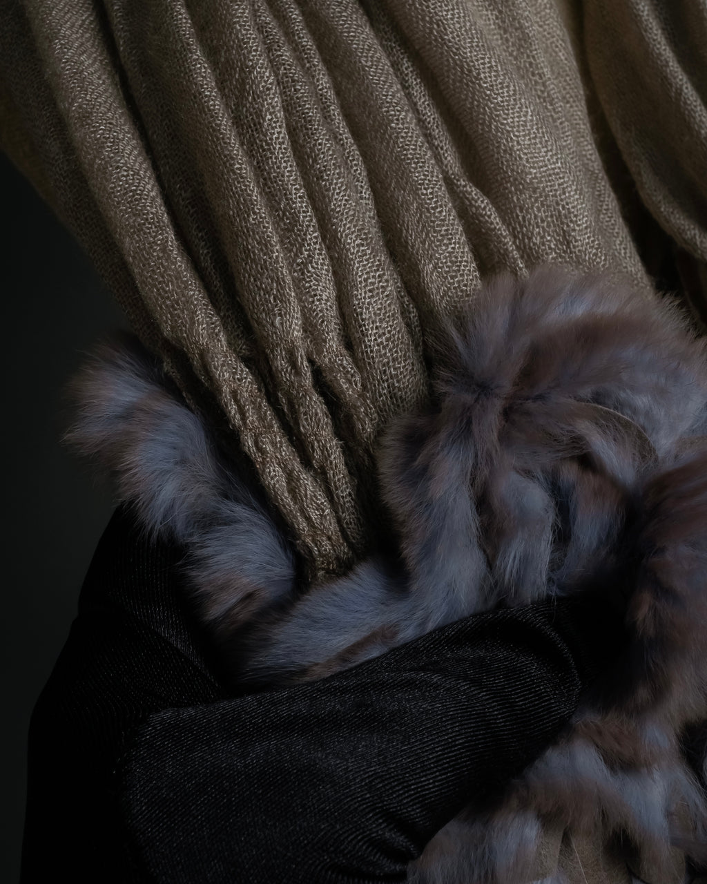 "FENDI" 04-10's Petal motif fur docking long muffler