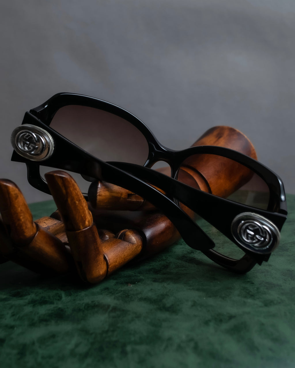 "GUCCI" Butterfly frame GG logo engraved sunglasses