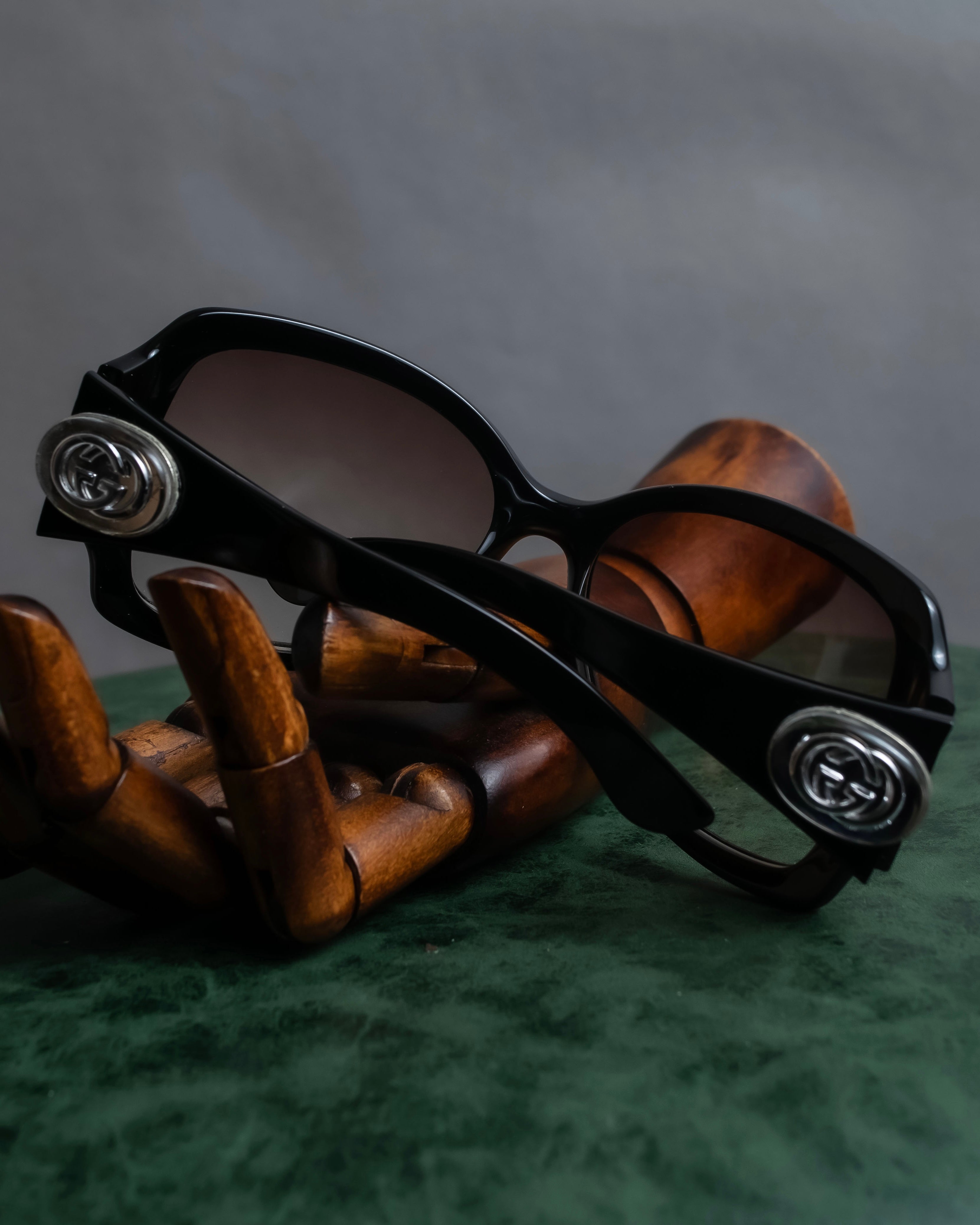 "GUCCI" Butterfly frame GG logo engraved sunglasses