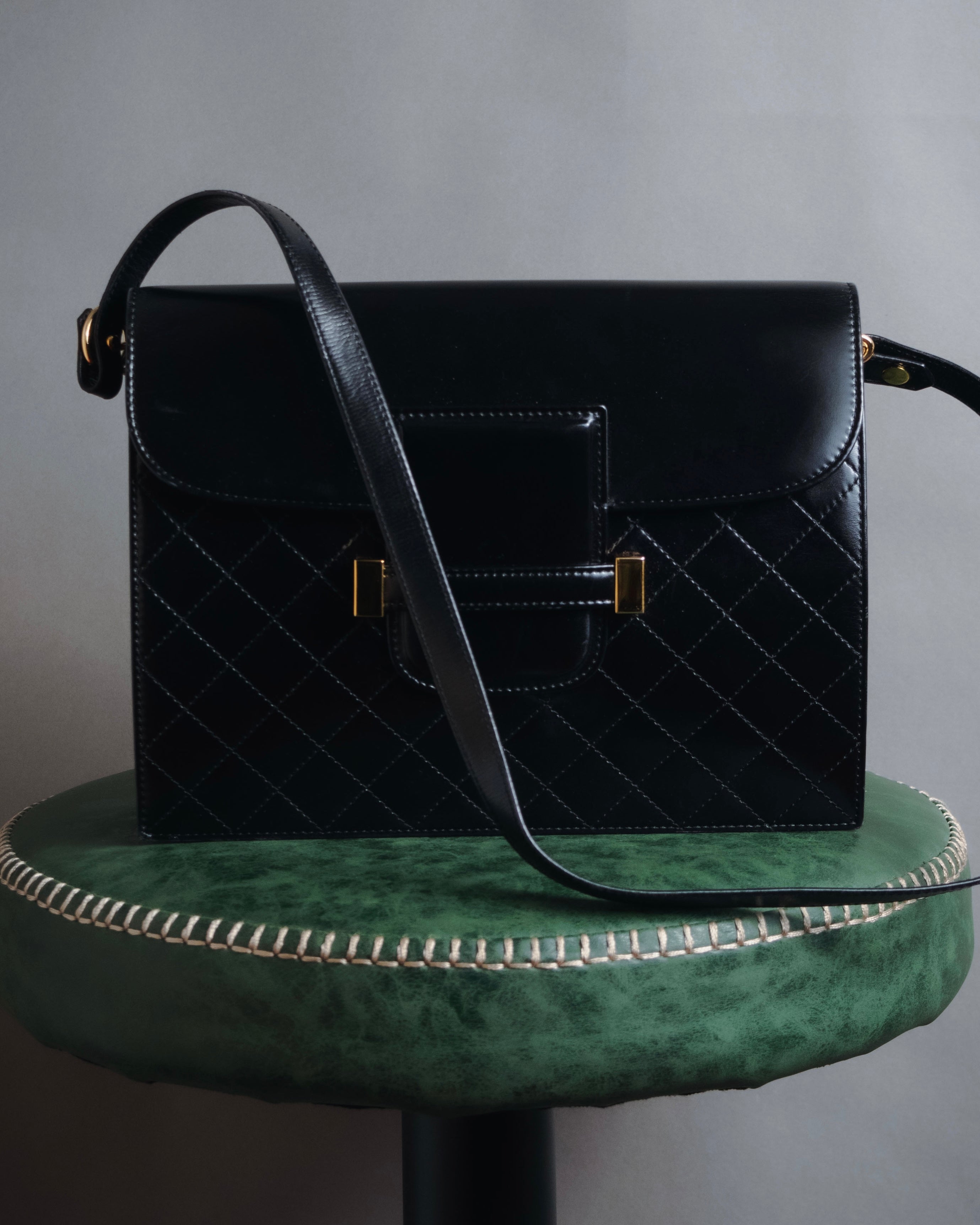 Bolso de cuero con diseño acolchado de diamantes de Yves Saint Laurent de los años 80-90