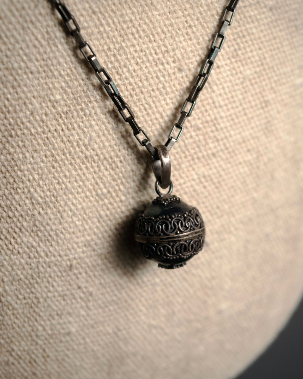 “GUCCI“ 2000’s openwork sphere pendant necklace