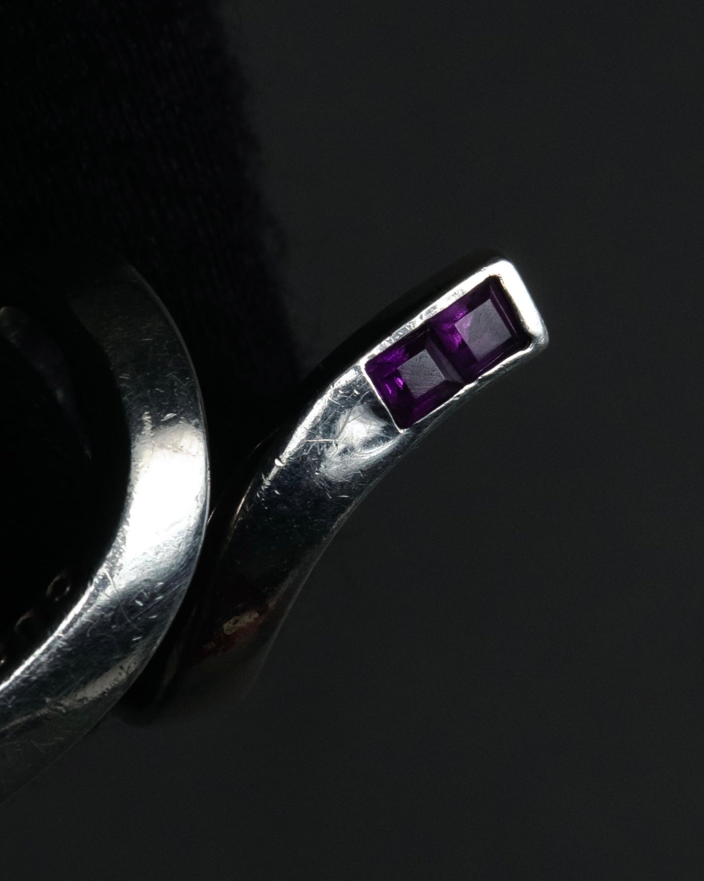 “GUCCI” 1990’s-2000’s Amethyst bypass silver ring