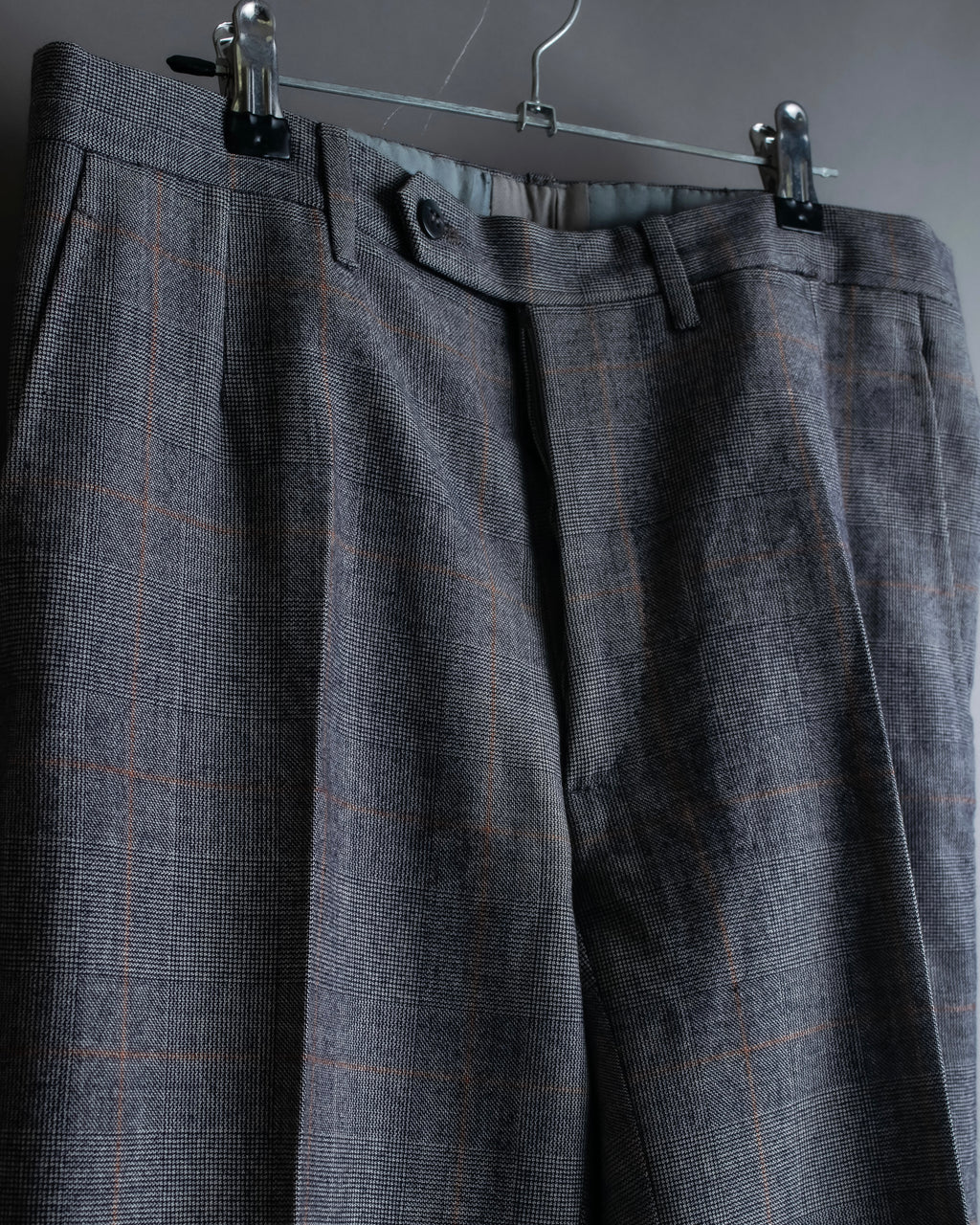 Pantalones vintage con detalle de botones, ventana de estampado a cuadros