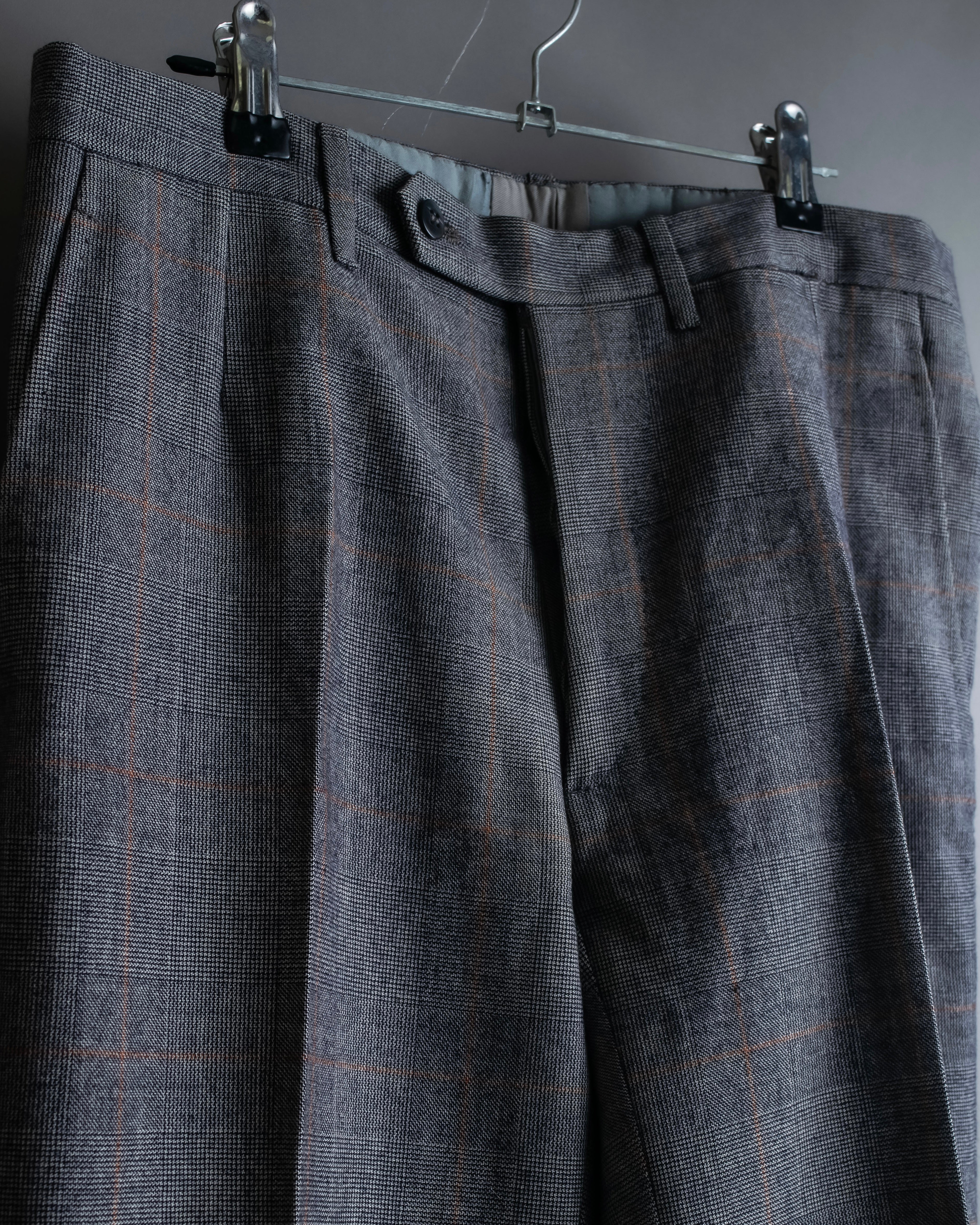 Pantalones vintage con detalle de botones, ventana de estampado a cuadros