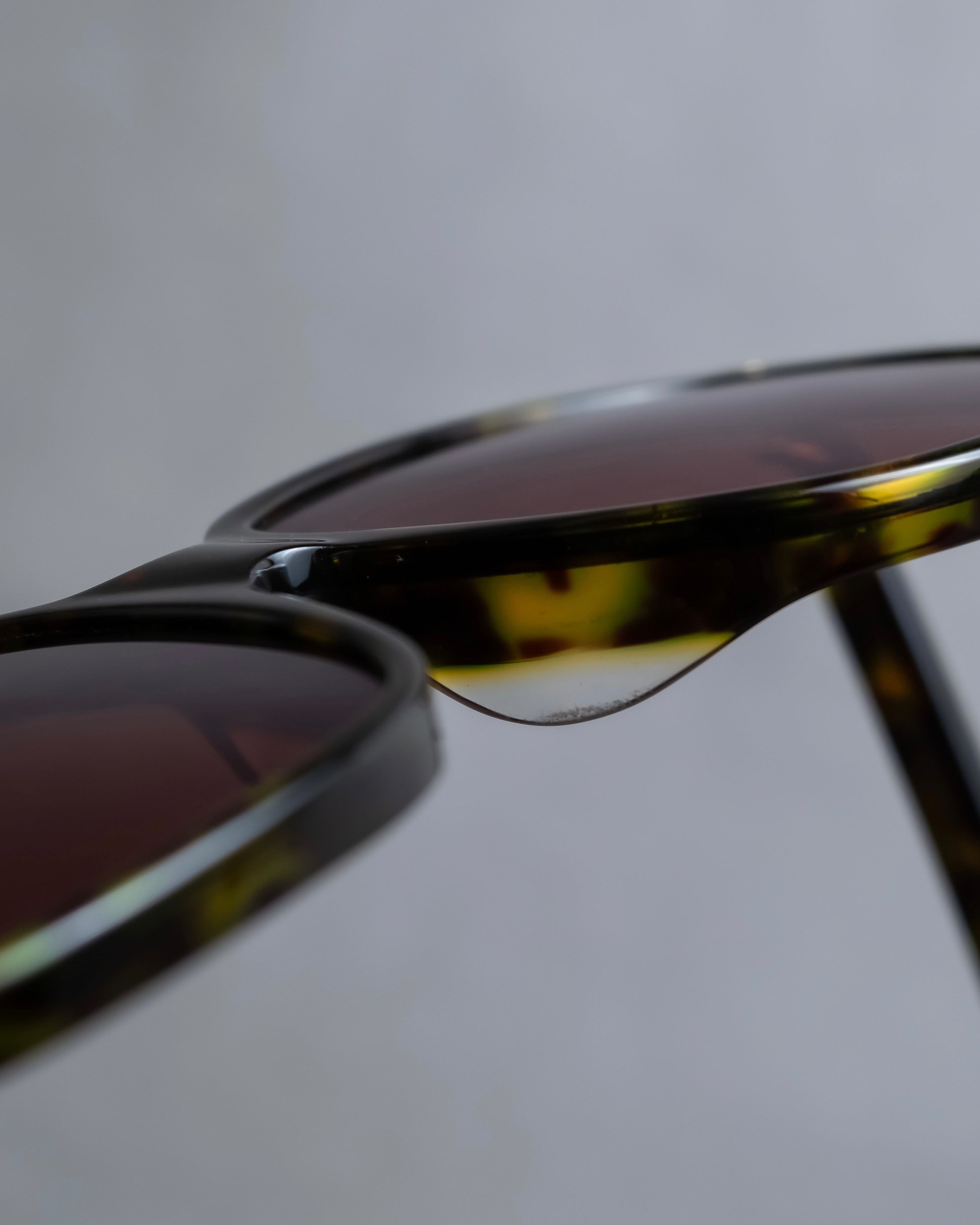 "GUCCI" Wellington frame bee engraved sunglasses