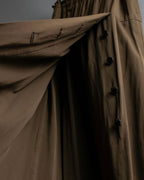 "ISSEY MIYAKE" Gathered waist detail button slide flared skirt