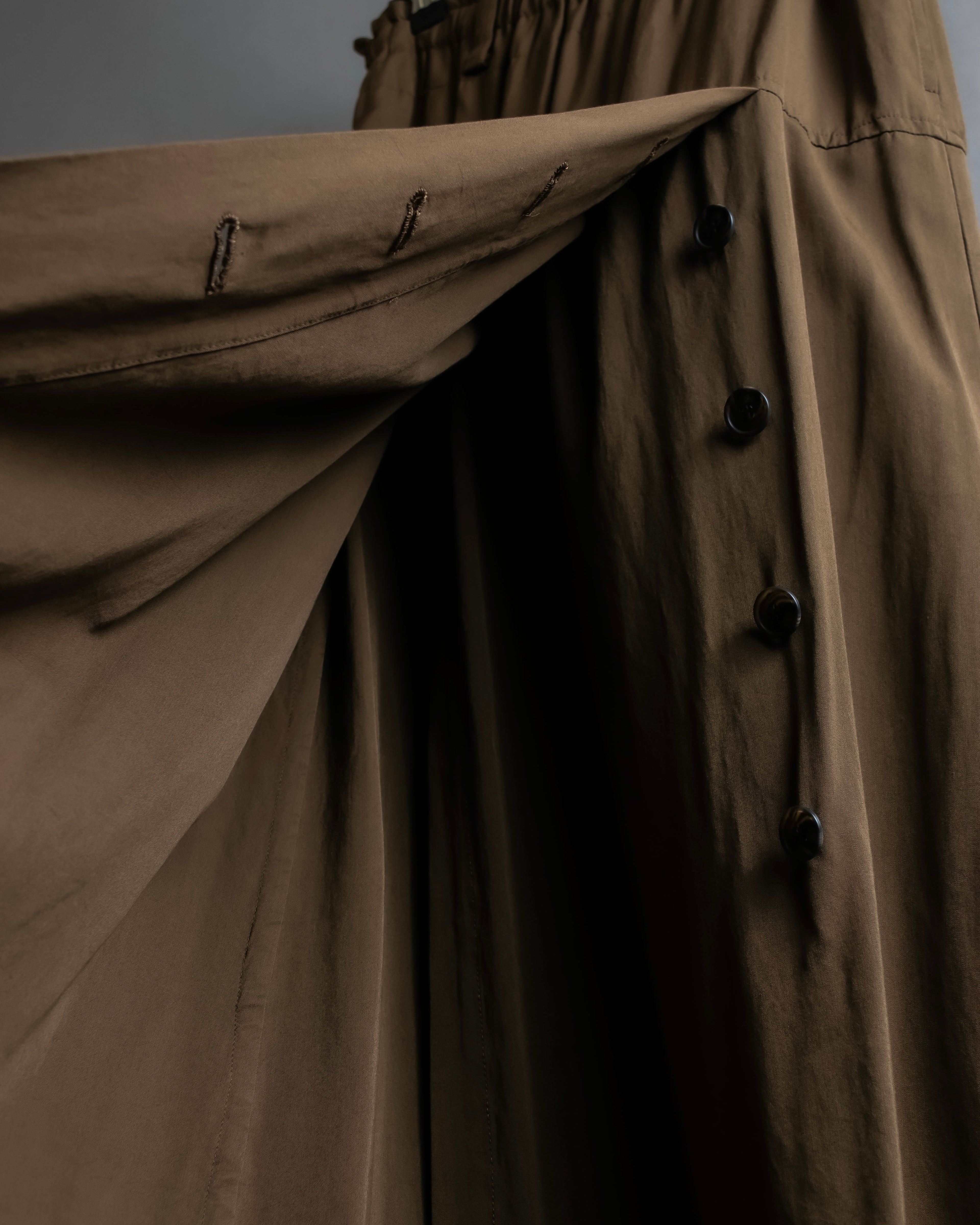 "ISSEY MIYAKE" Gathered waist detail button slide flared skirt