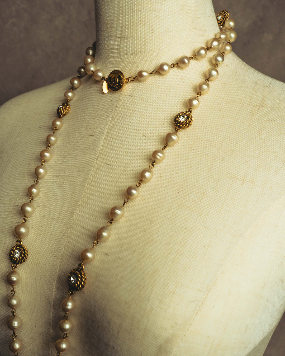 -SPECIAL- "CHANEL" 90's Pearl and crystal embellished long necklace