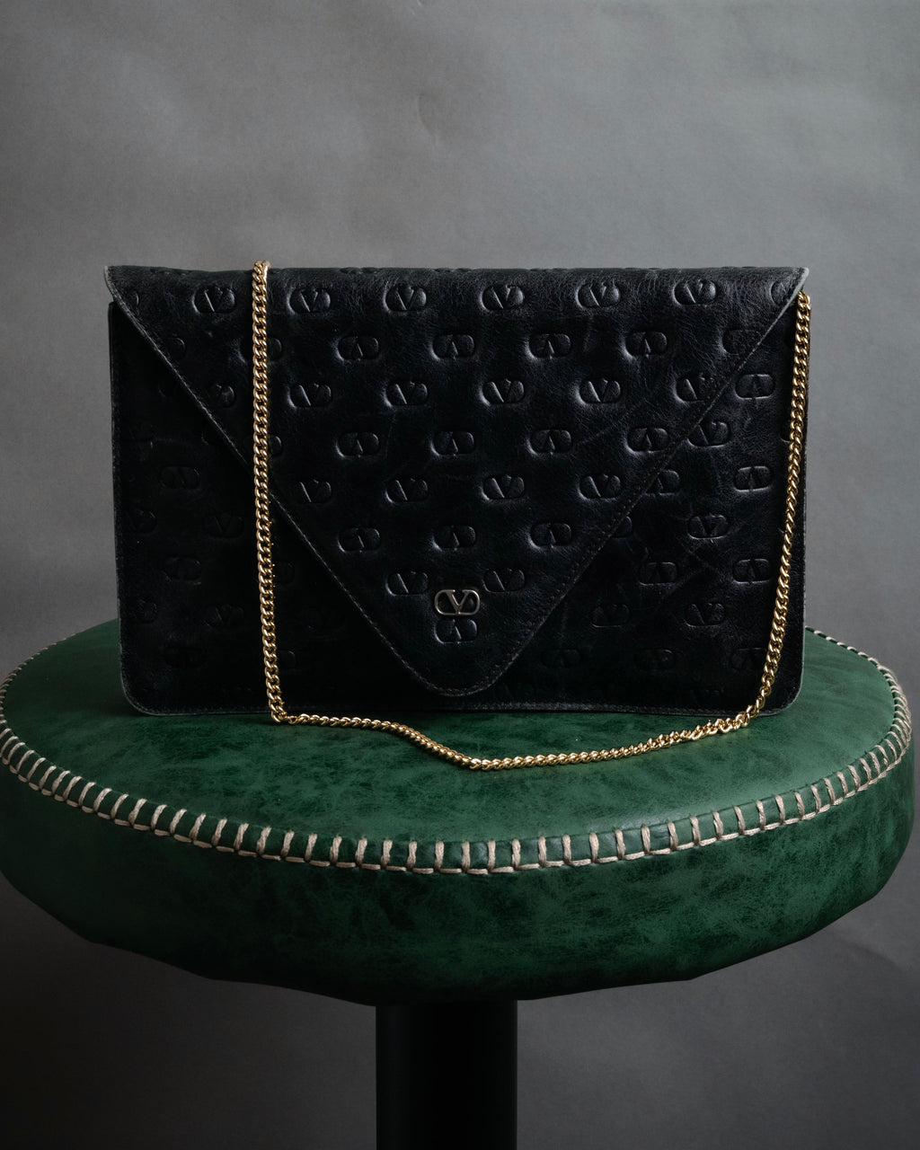 “VALENTINO” 80’s-90’s Embossed V logo chain clutch bag