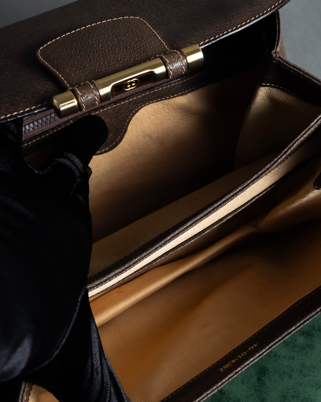 "GUCCI" Bar-shaped fastener design leather shoulder bag