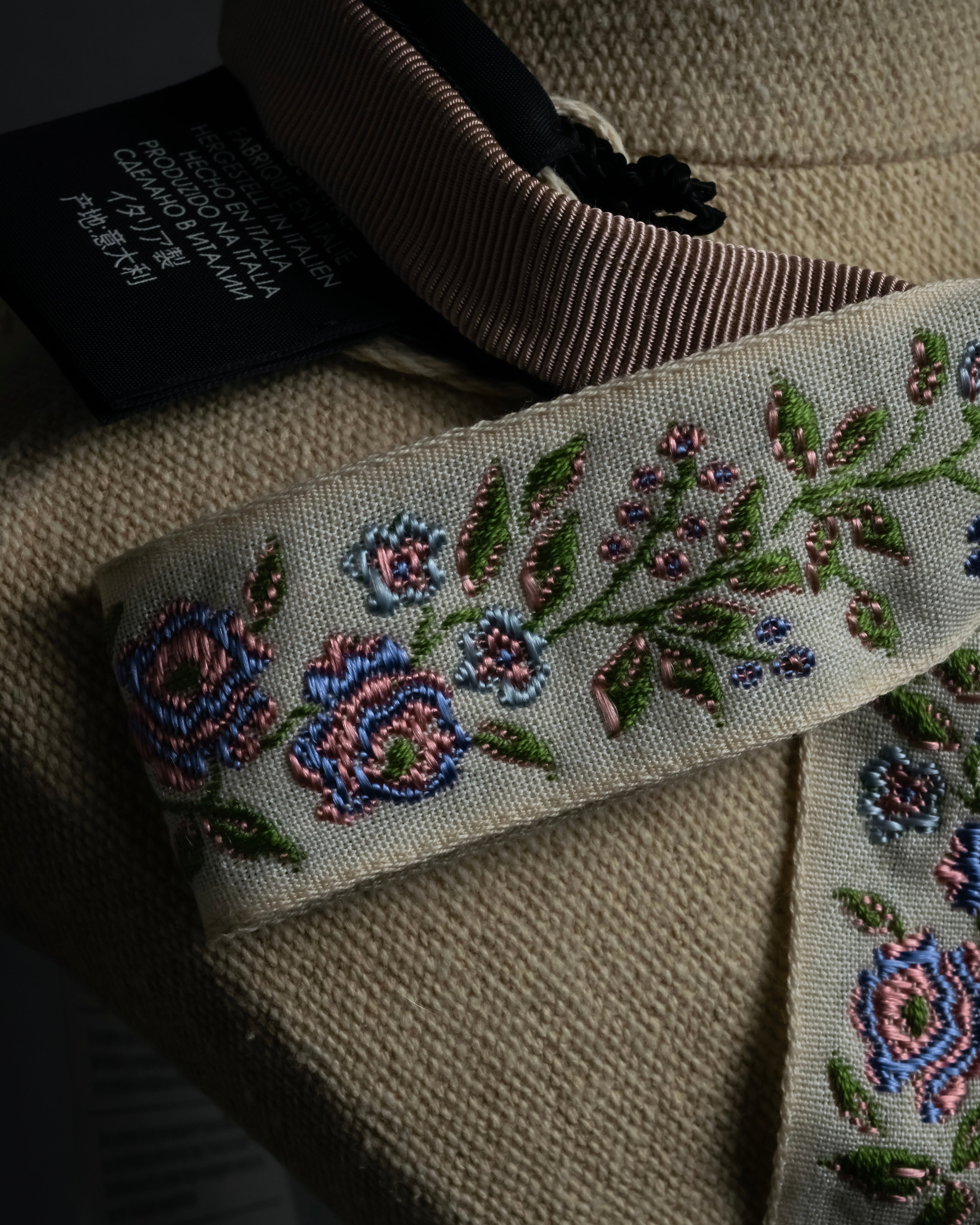 -MOOD Christmas Collections-
"GUCCI" Michele period delicate floral embroidered ribbon tie