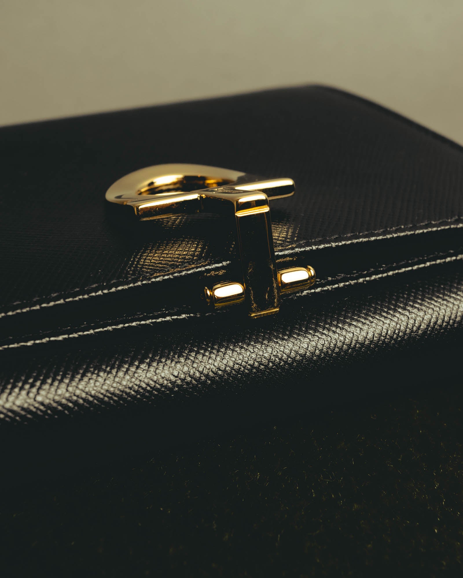 "Salvatore Ferragamo" 80's–00's Classic gancini bifold wallet