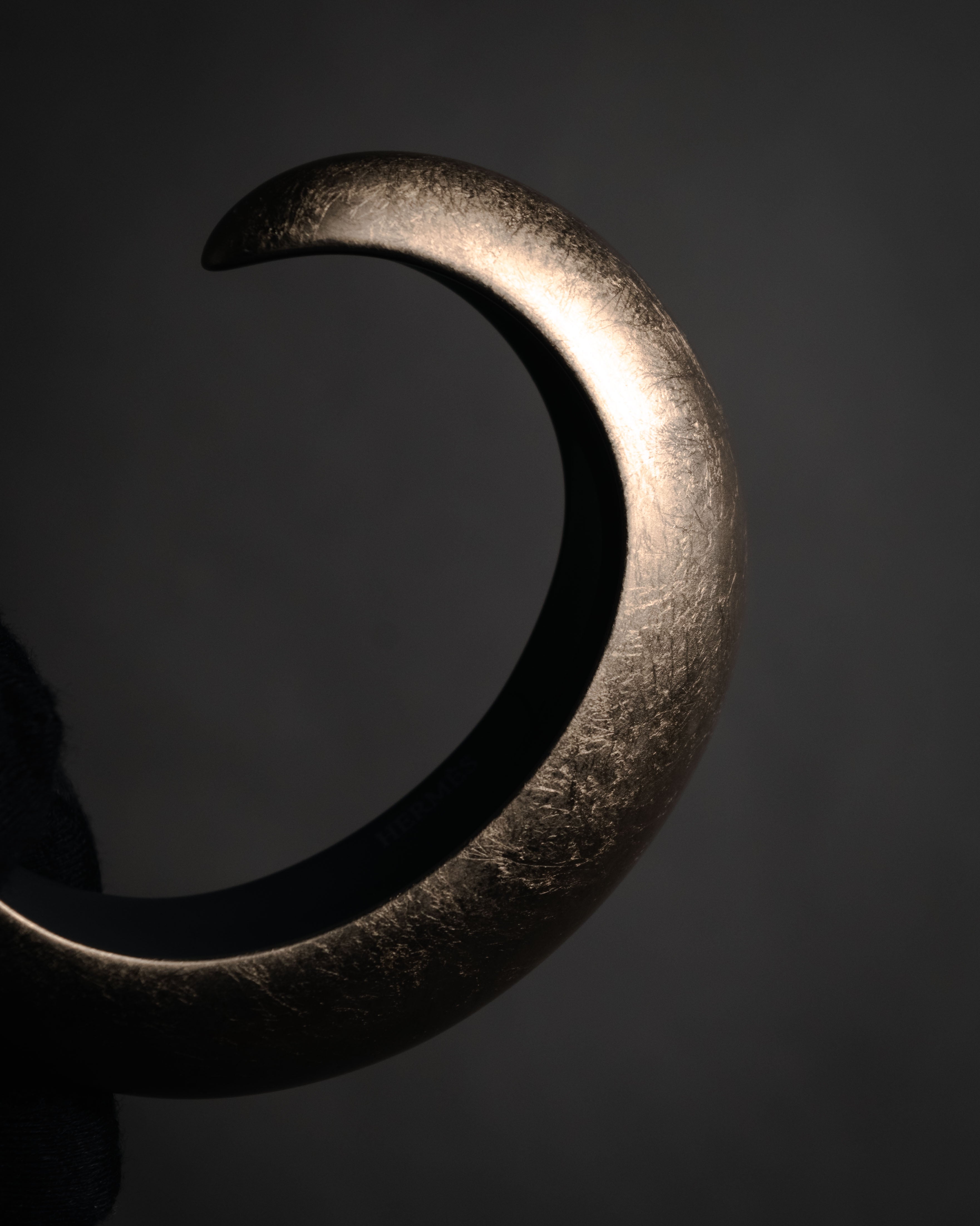 –SPECIAL– “HERMES” 00’s-10’s Lacquered wood open cuff