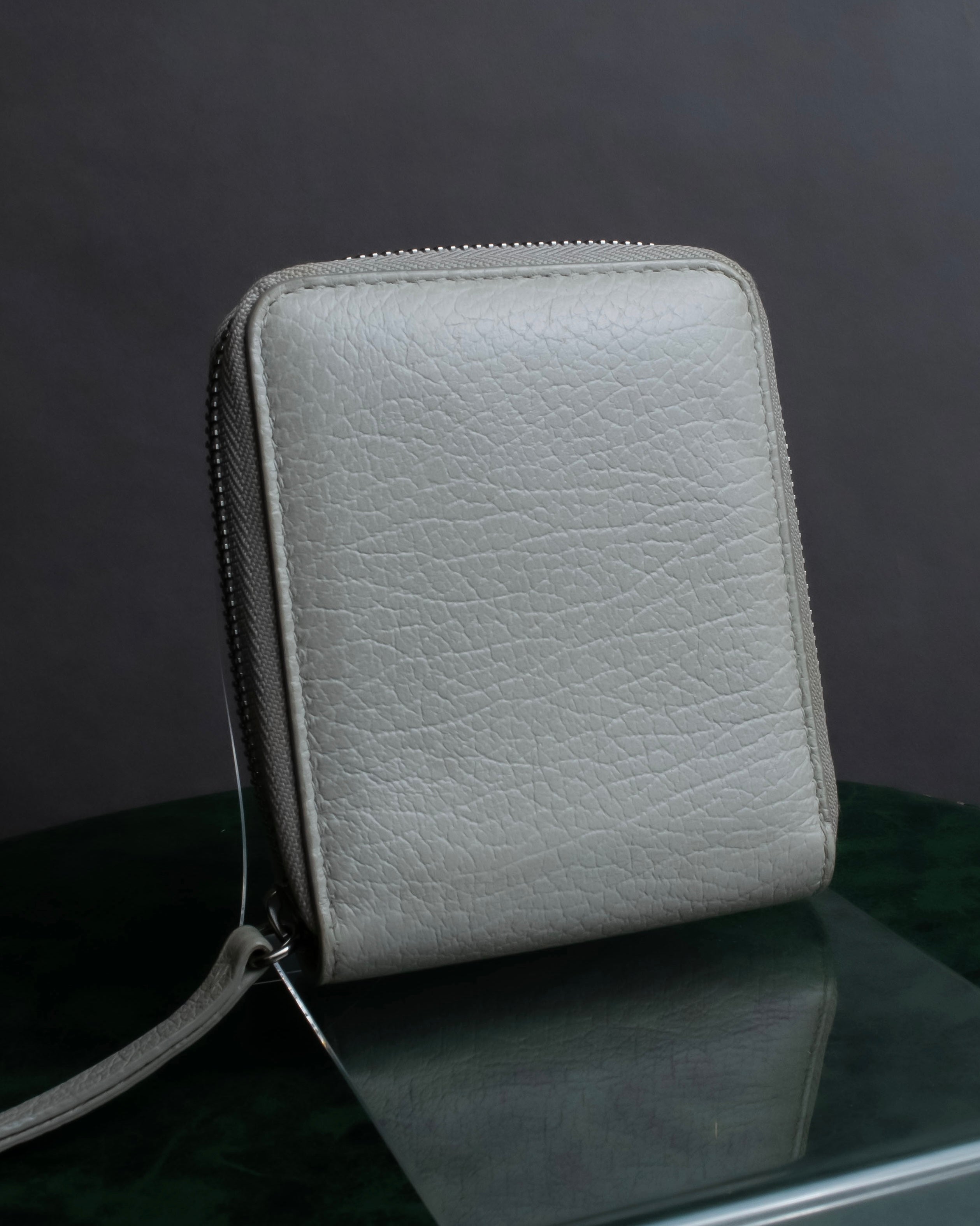 "MAISON MARGIELA" White grain leather round zipper wallet