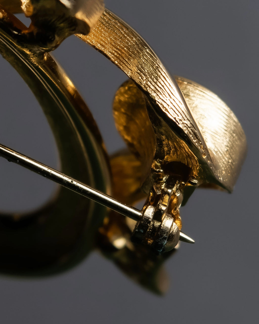 "Christian Dior" Oval ribbon motif gold brooch