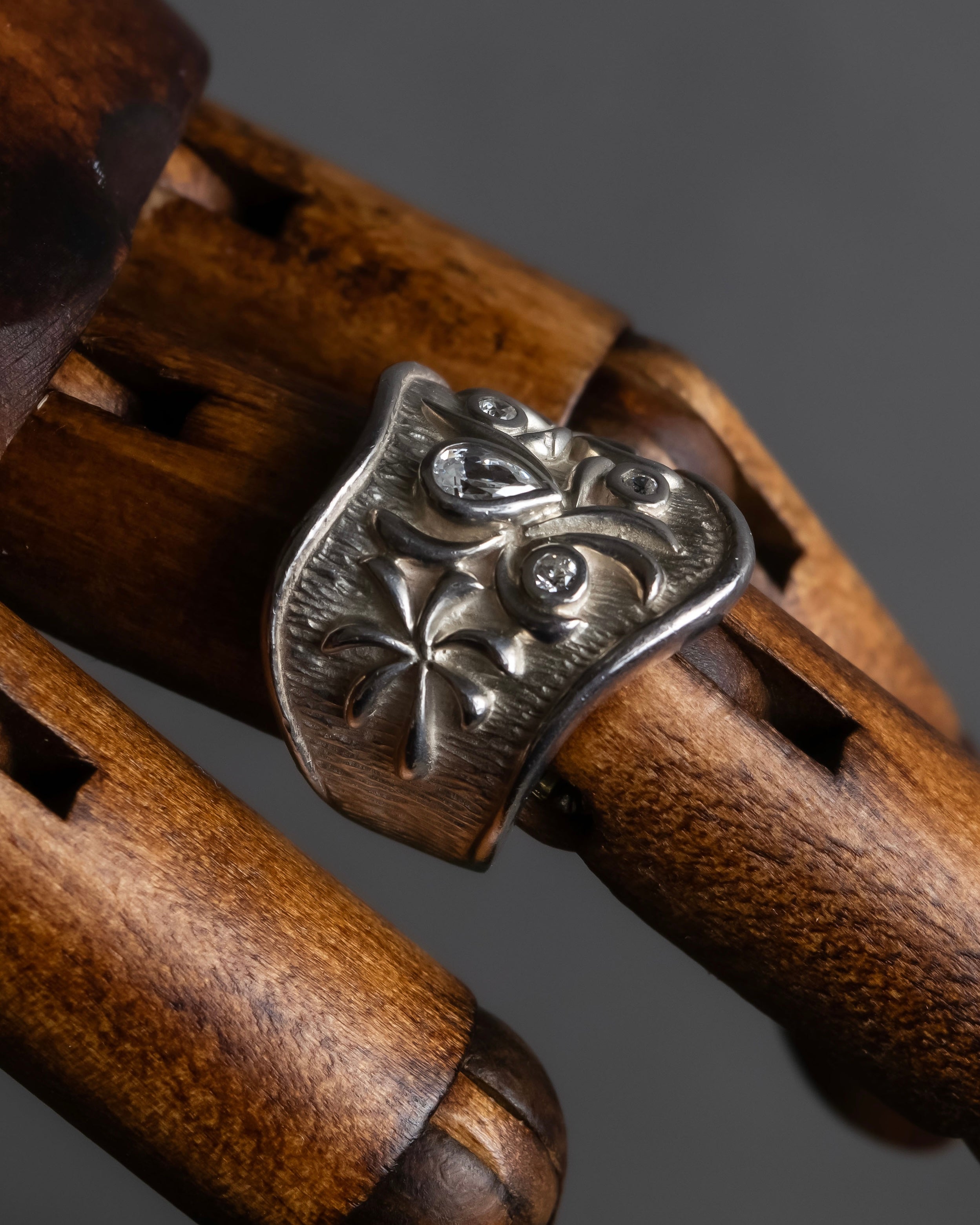 "Vintage flower motif silver ring"