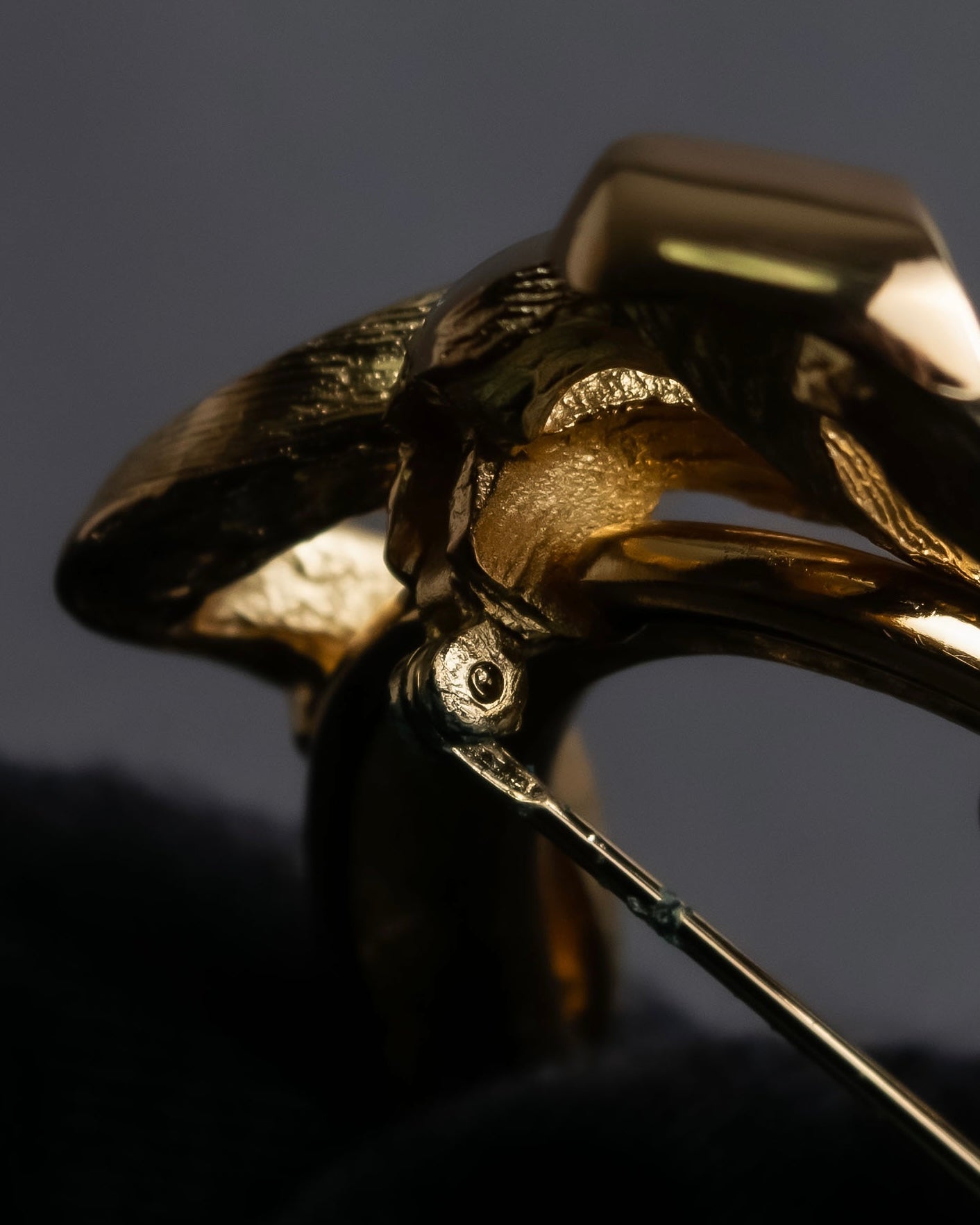 "Christian Dior" Oval ribbon motif gold brooch