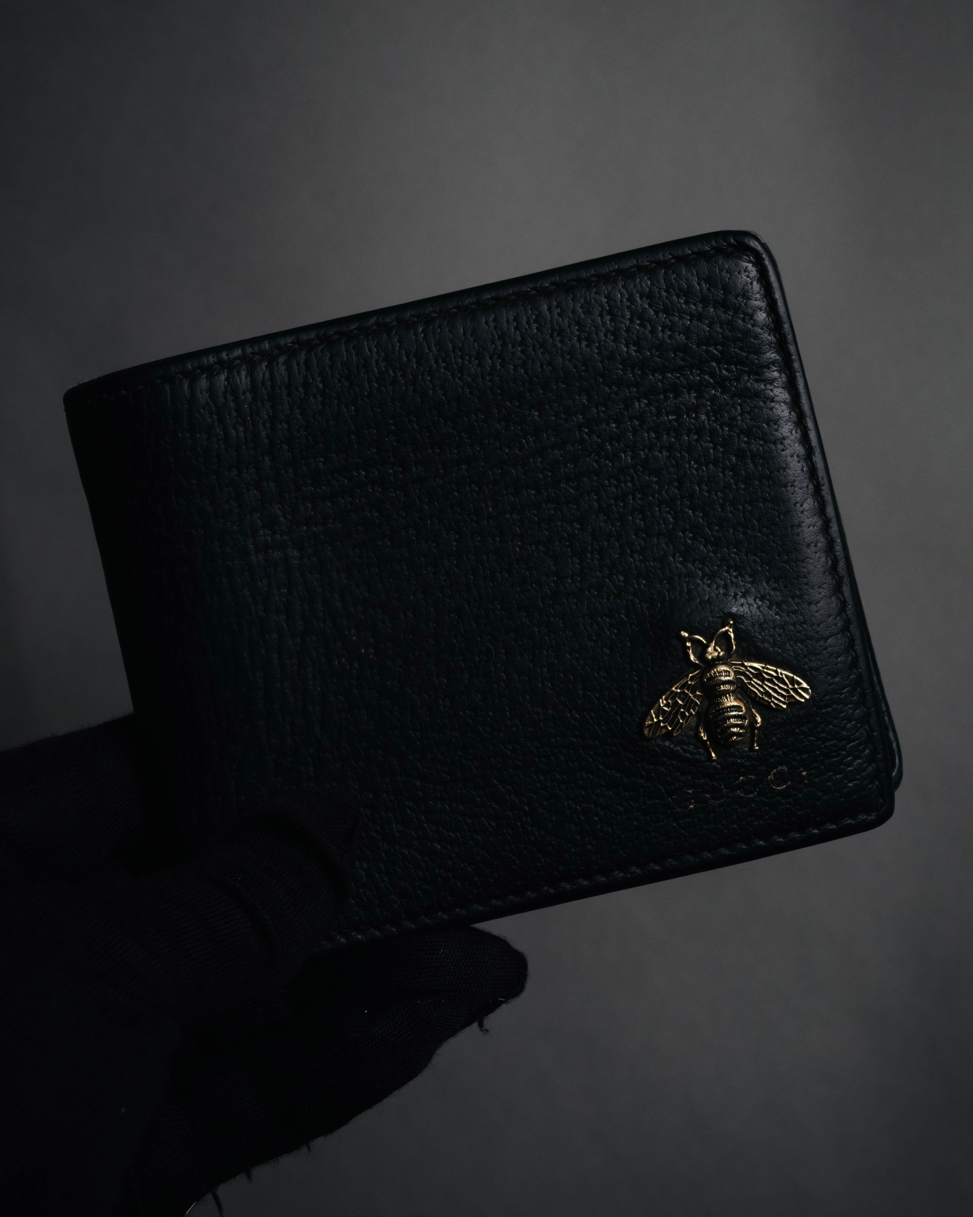GUCCI (グッチ) - ビーモチーフ 二つ折り財布 - ブラック - グレイン