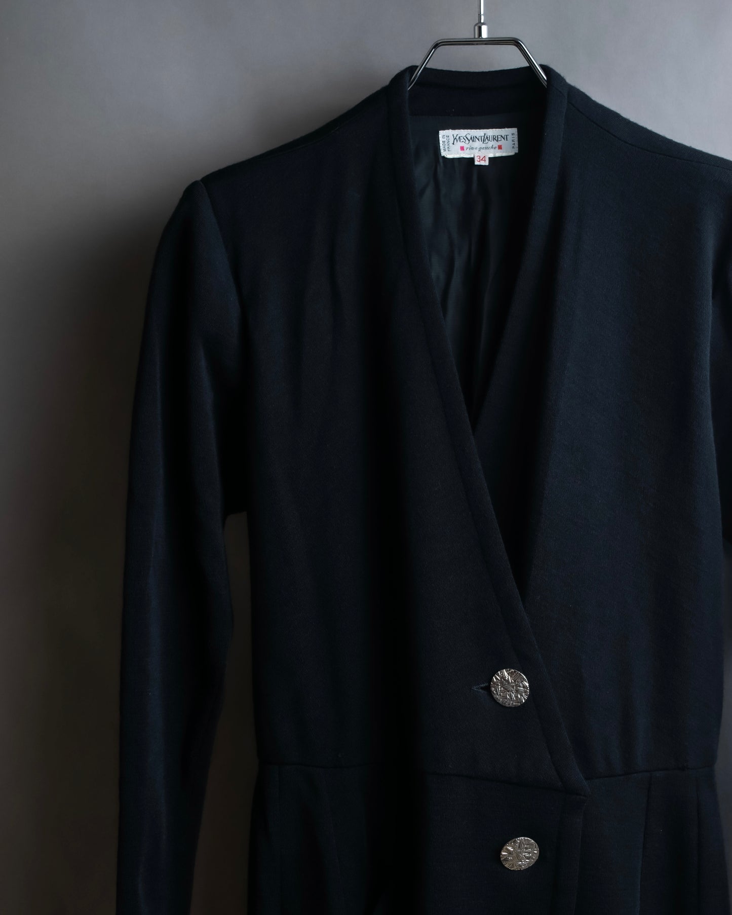 "Yves Saint Laurent Rive Gauche"
Beautiful button design no-collar coat