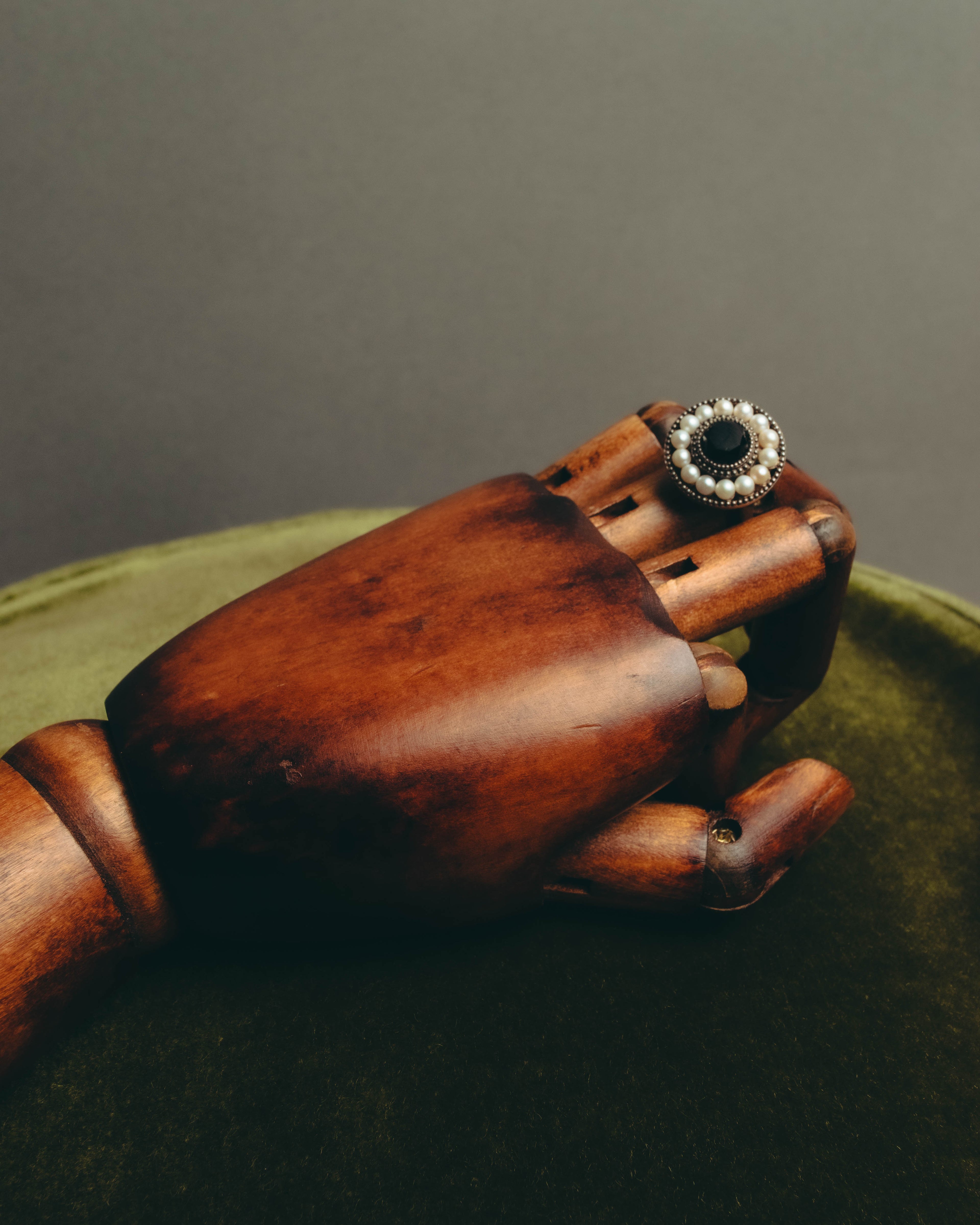 -SPECIAL- “Tiffany & Co.” 2000’s Pearl and black stone Ziegfeld cocktail ring