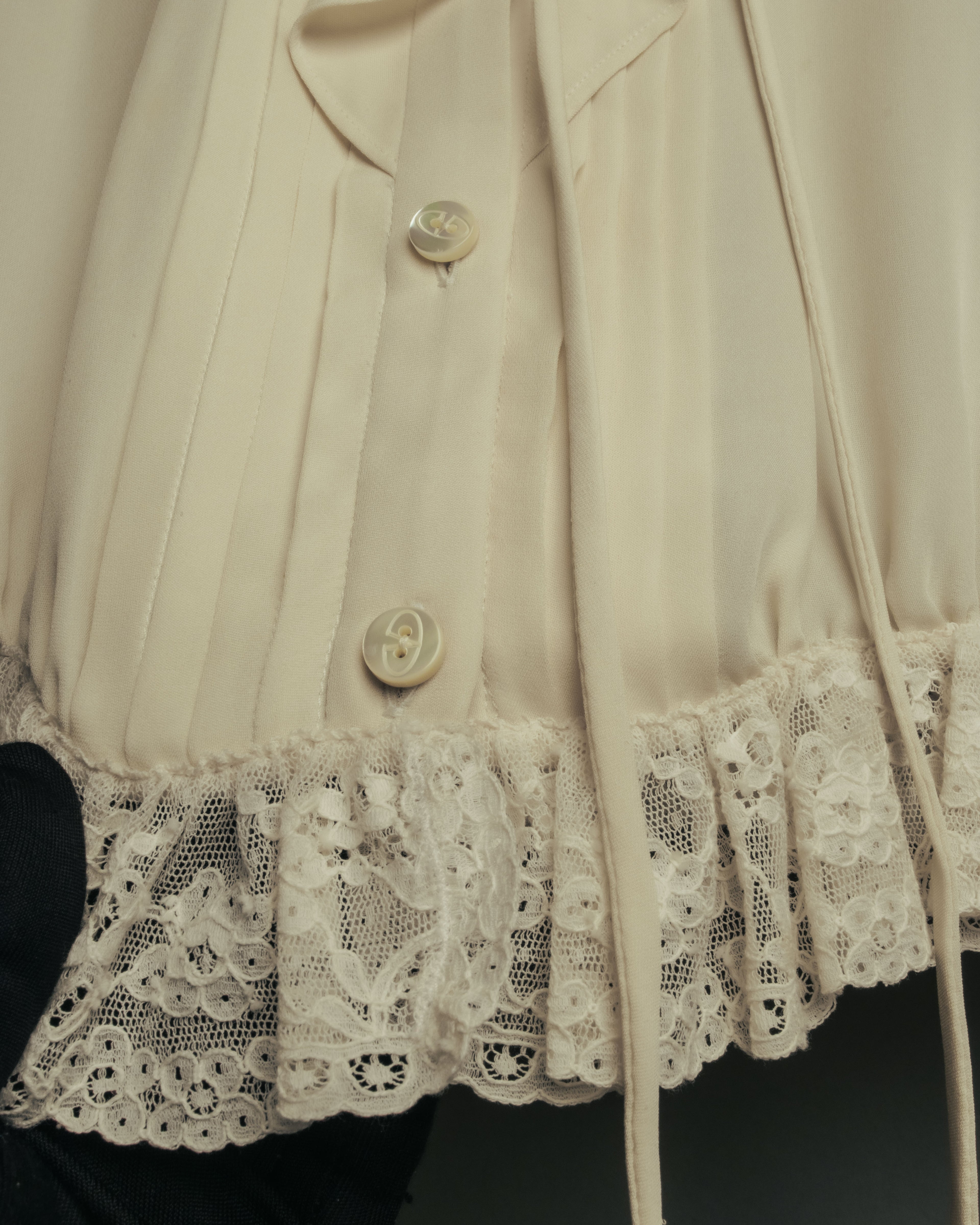 -SPECIAL- “VALENTINO” 1998-2008 Silk ruffled lace bow blouse