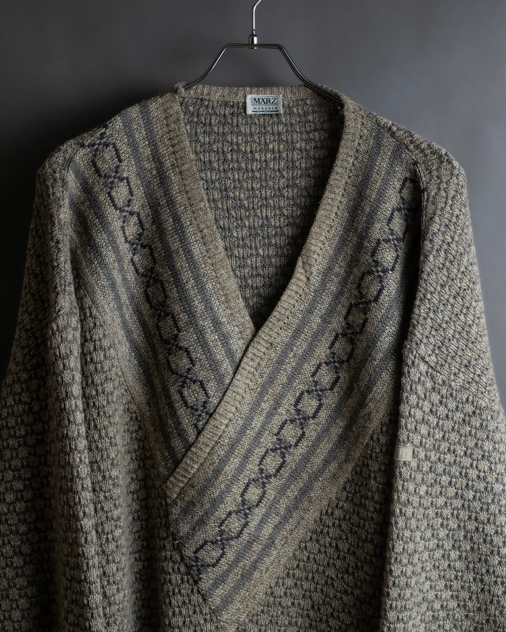 "Vintage geometric pattern V-neck knit"