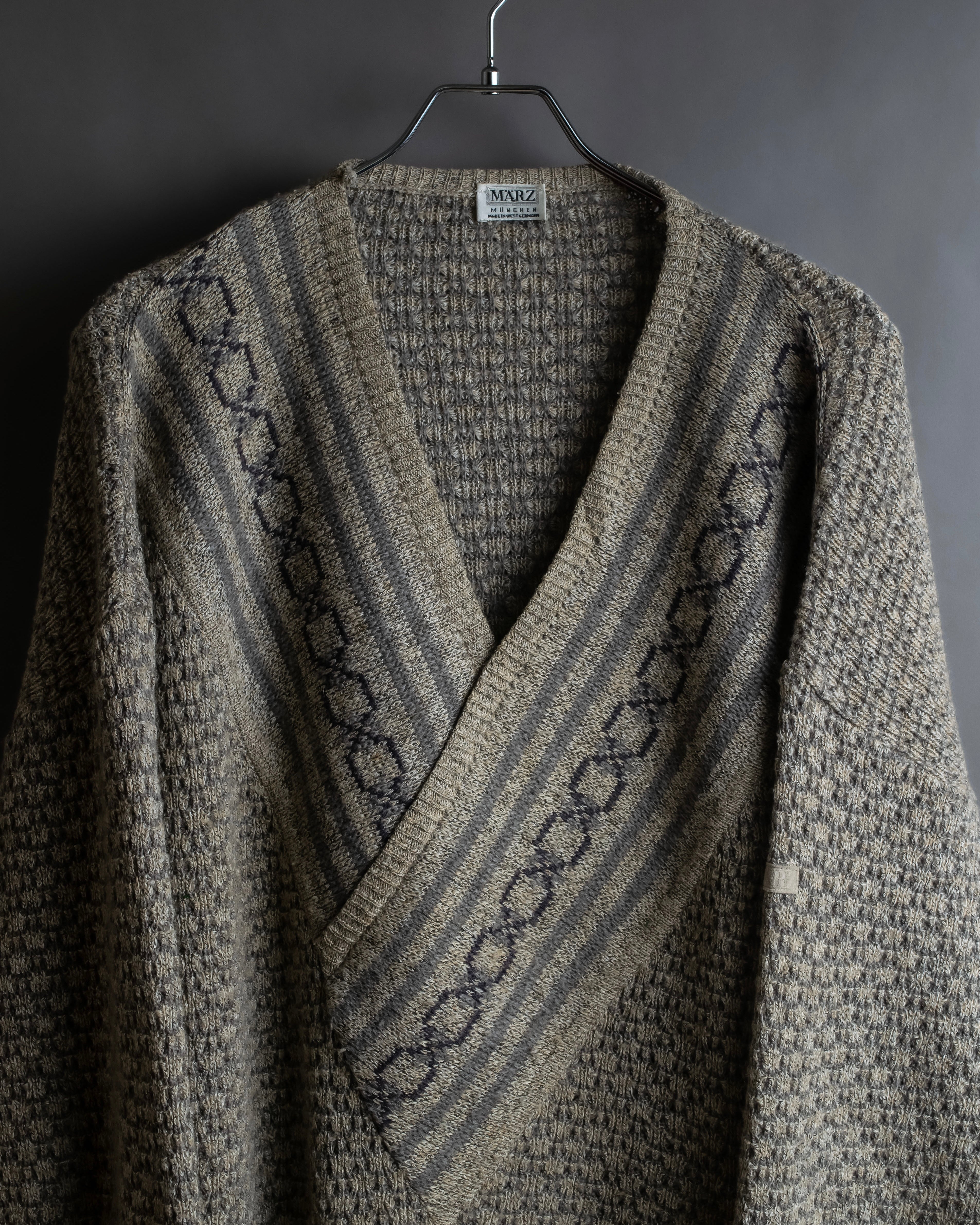 "Vintage geometric pattern V-neck knit"