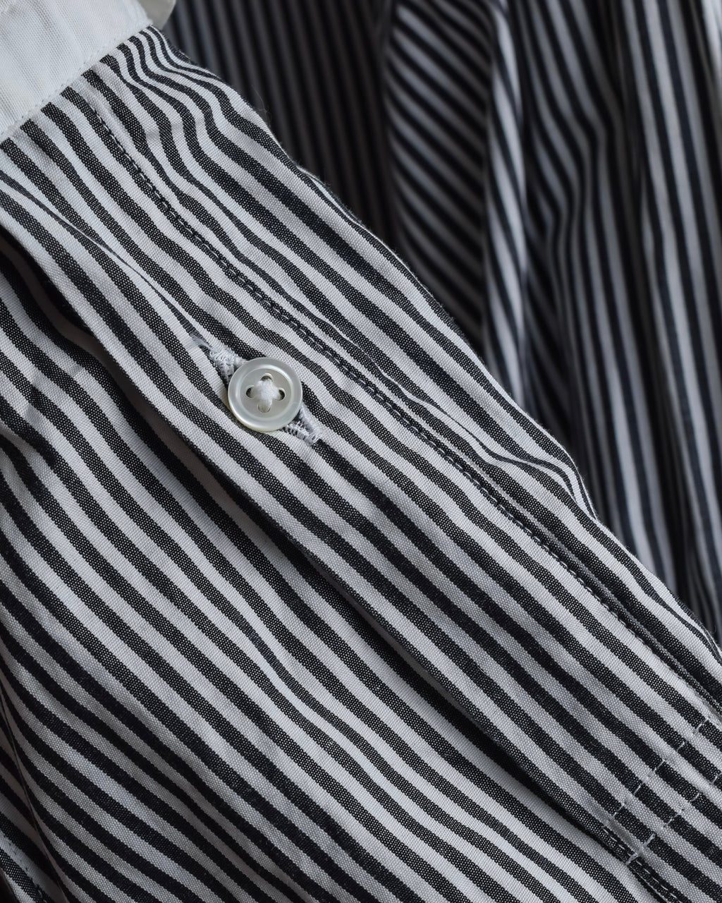 "BURBERRY" Pinstripe cleric design shirt