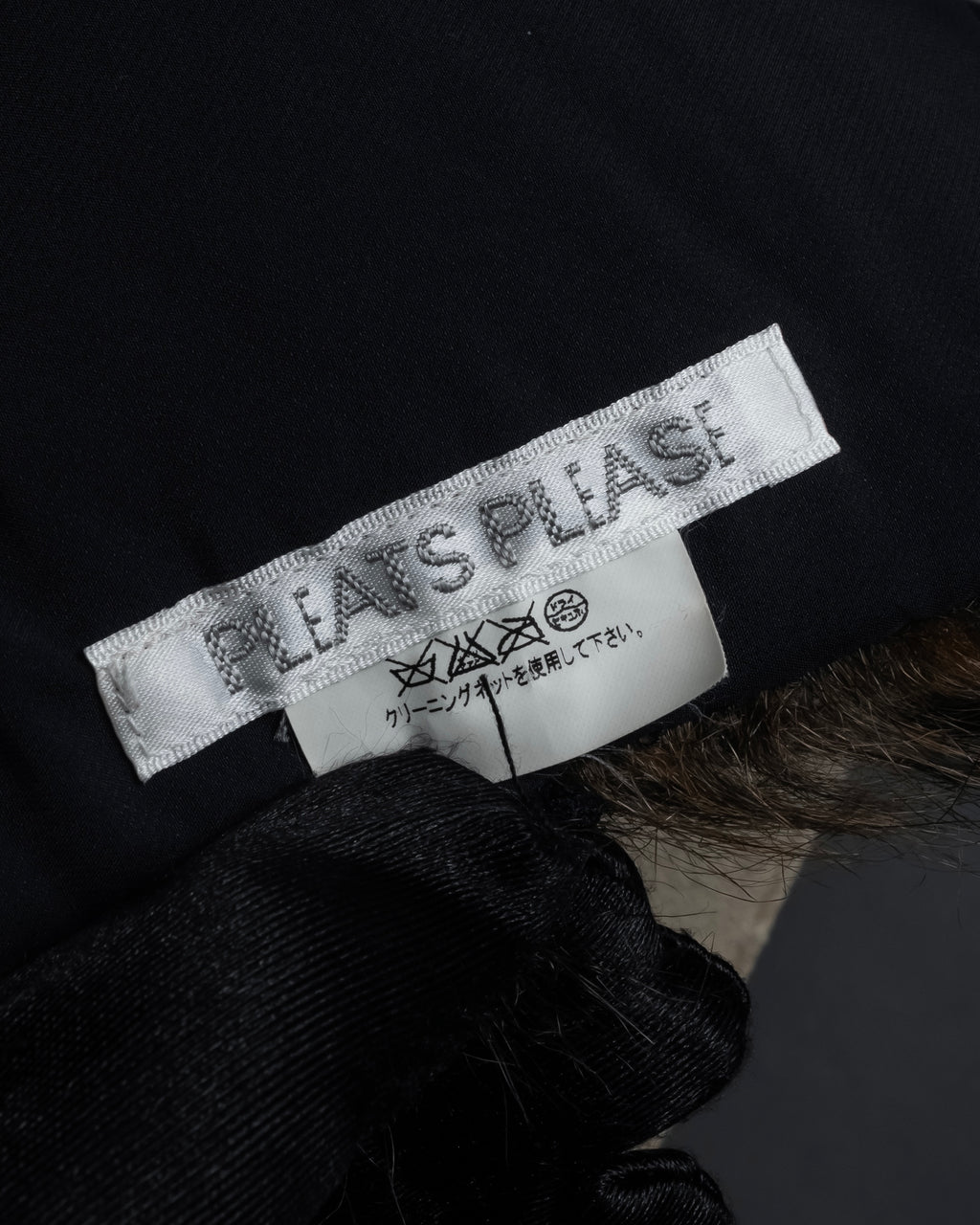 "PLEATS PLEASE ISSEY MIYAKE"
Long-haired fur neck dress