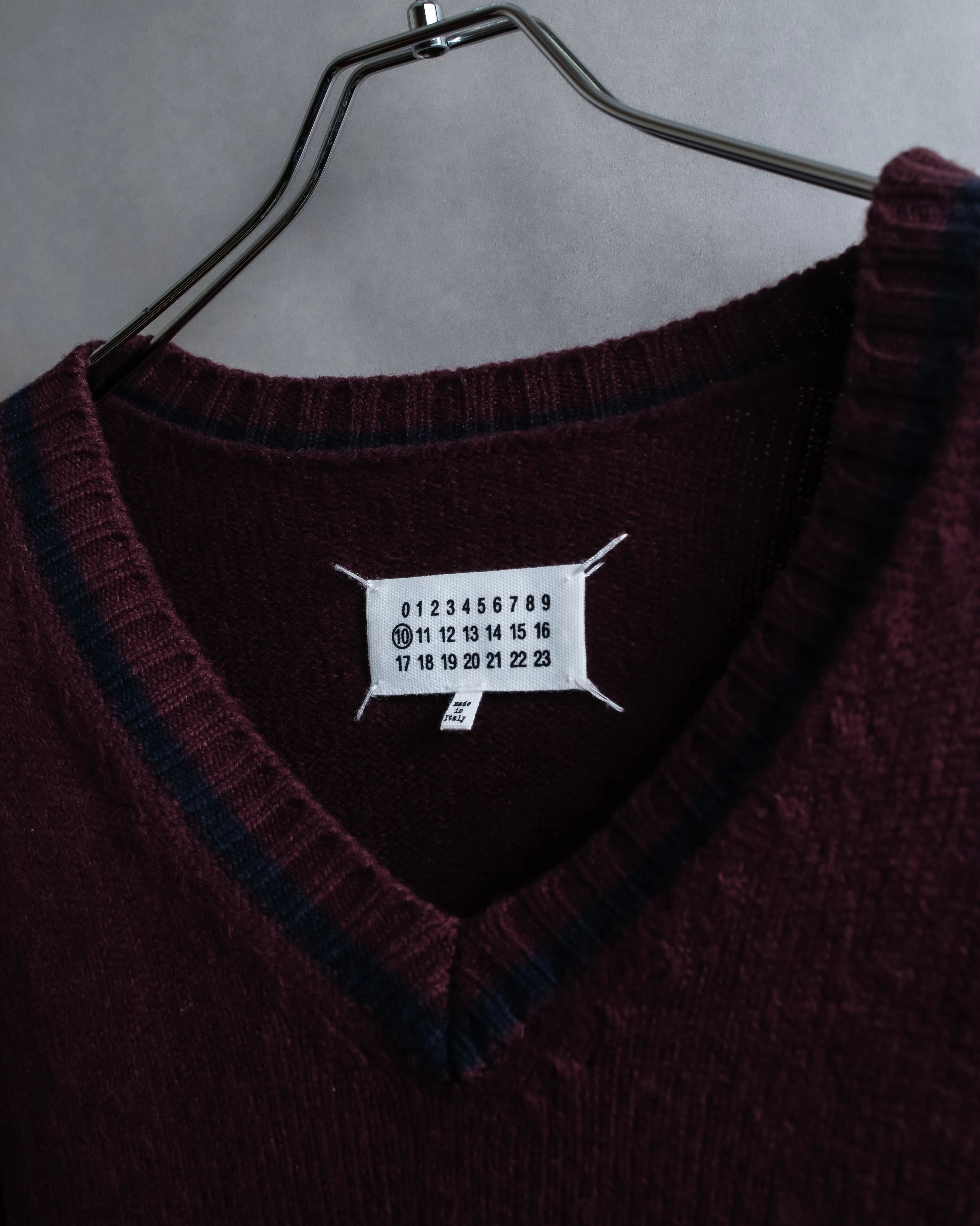 "MAISON MARGIELA"
20AW burgundy color V-neck knit