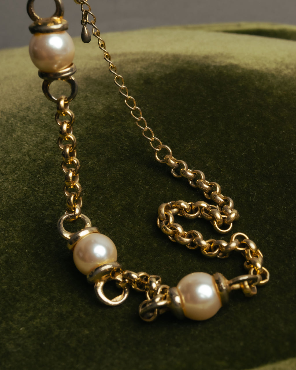 "YVES SAINT LAURENT" 80's-90's Gold-tone rolo chain necklace with faux pearl accents