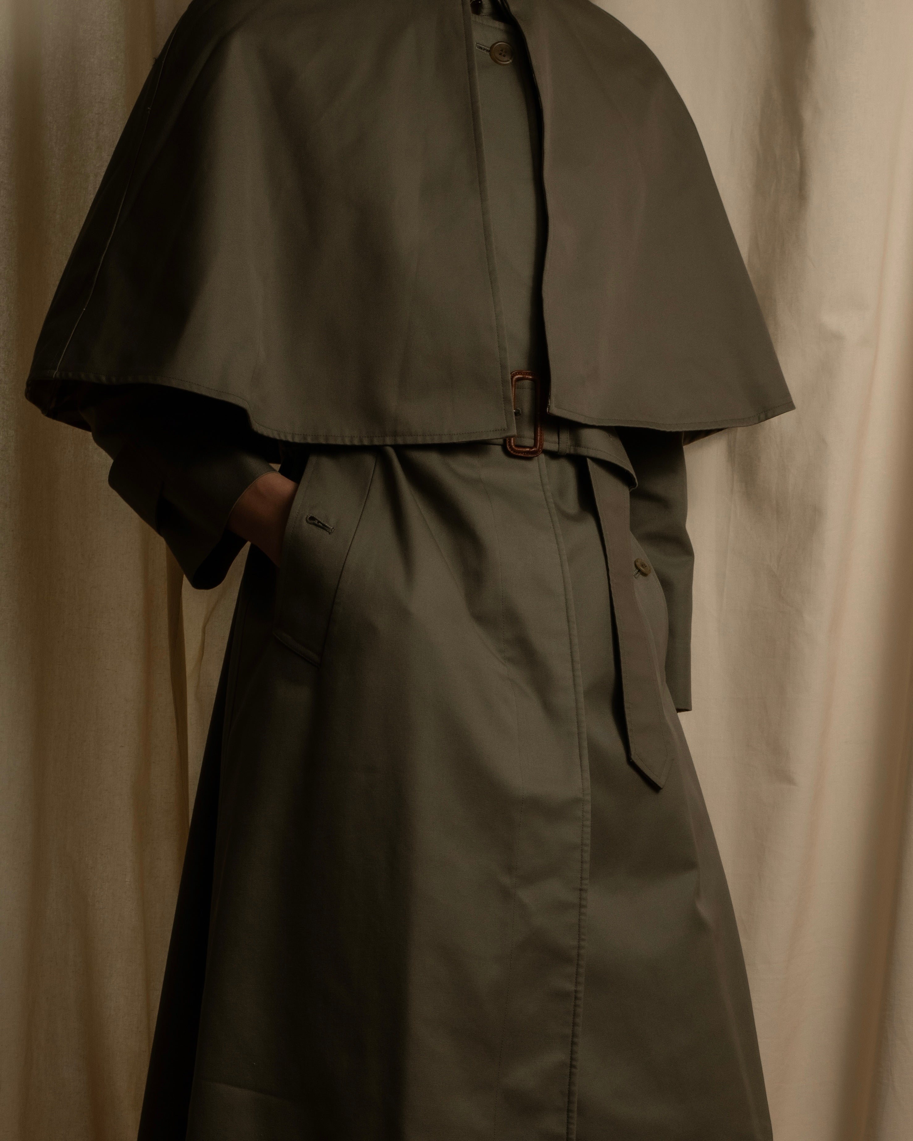 "BURBERRYS" Cape-attached design stand collar coat