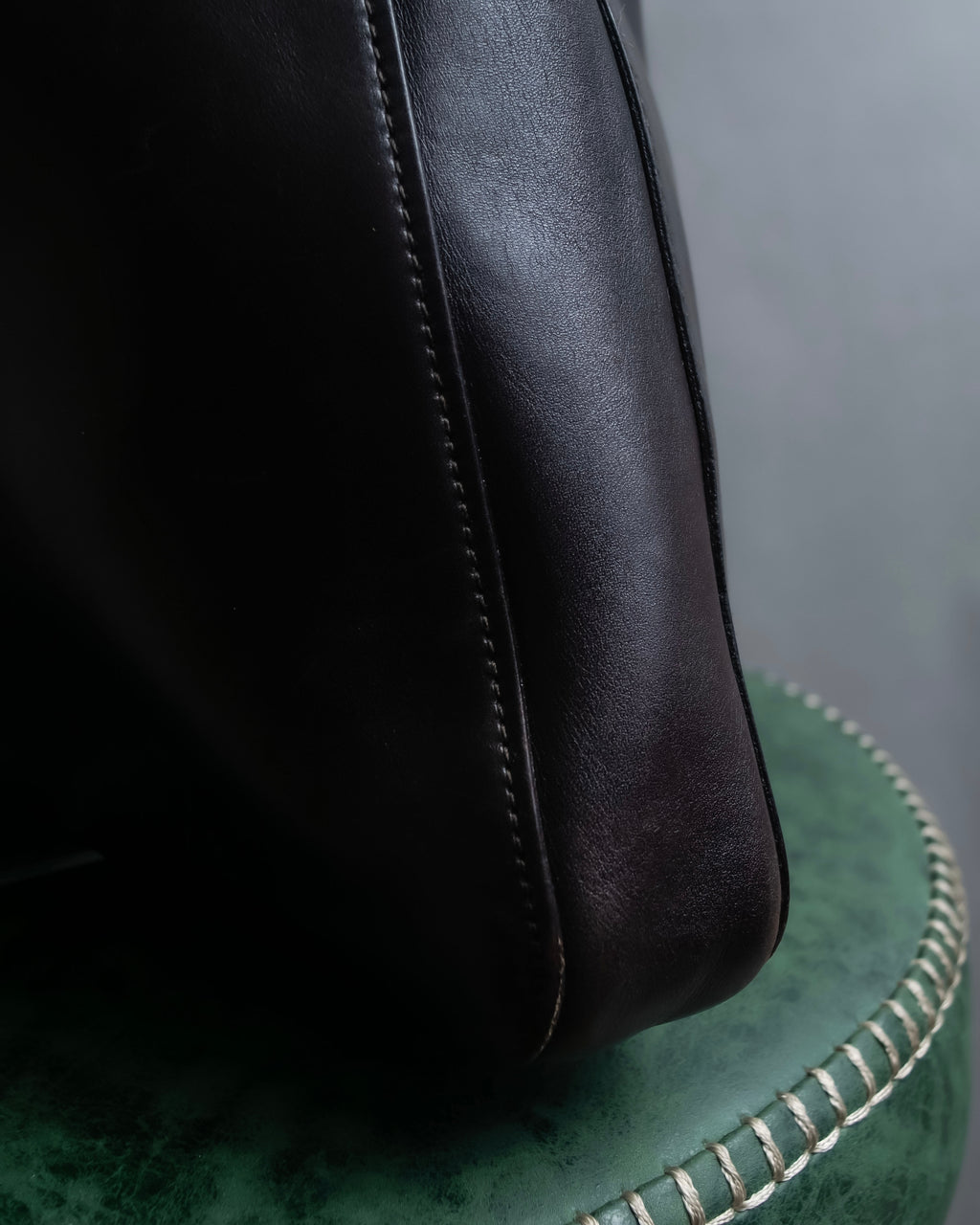 "GUCCI" Metal handle detail brown leather bag