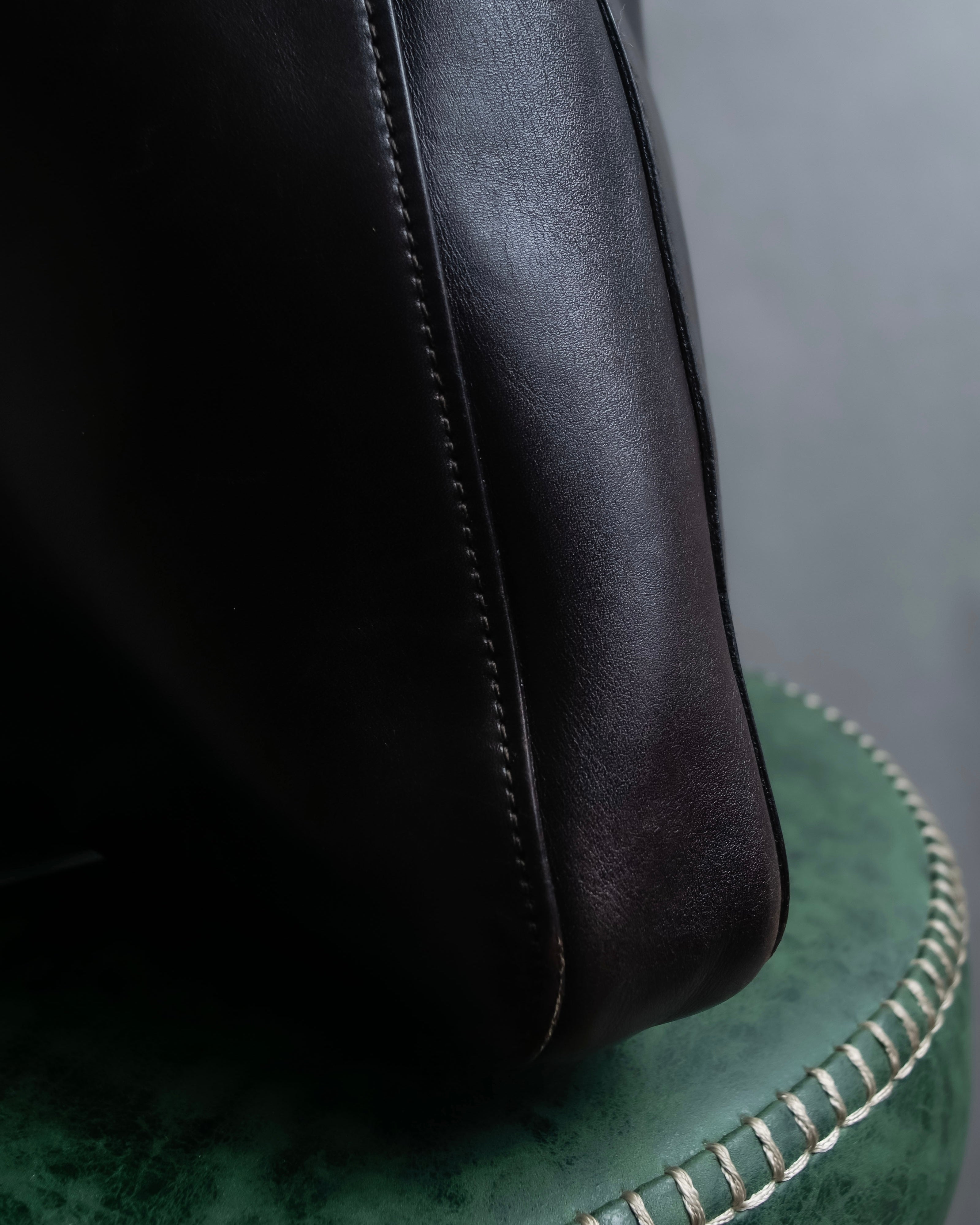 "GUCCI" Metal handle detail brown leather bag