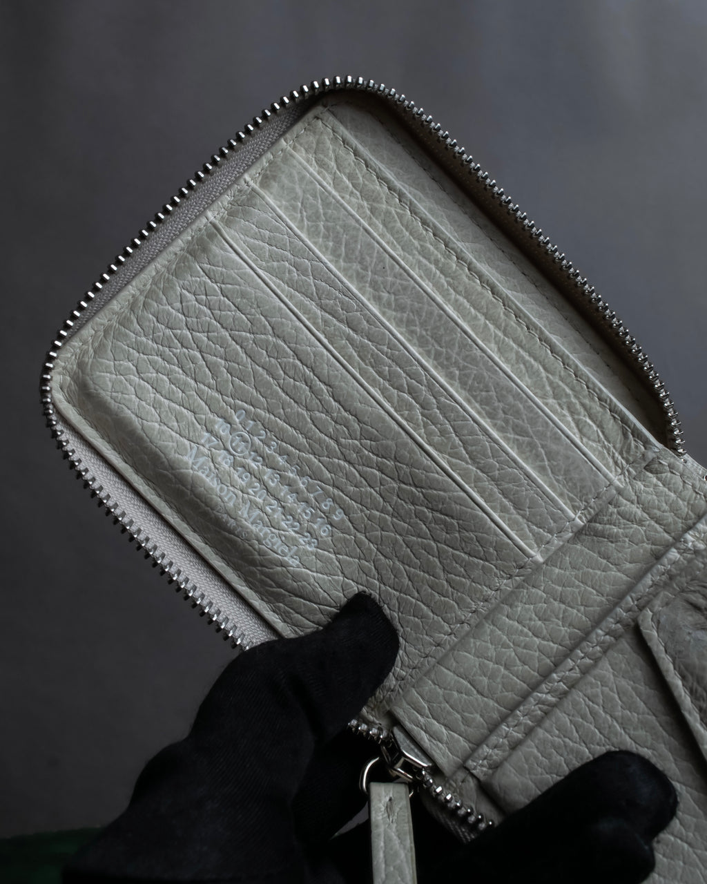 "MAISON MARGIELA" White grain leather round zipper wallet
