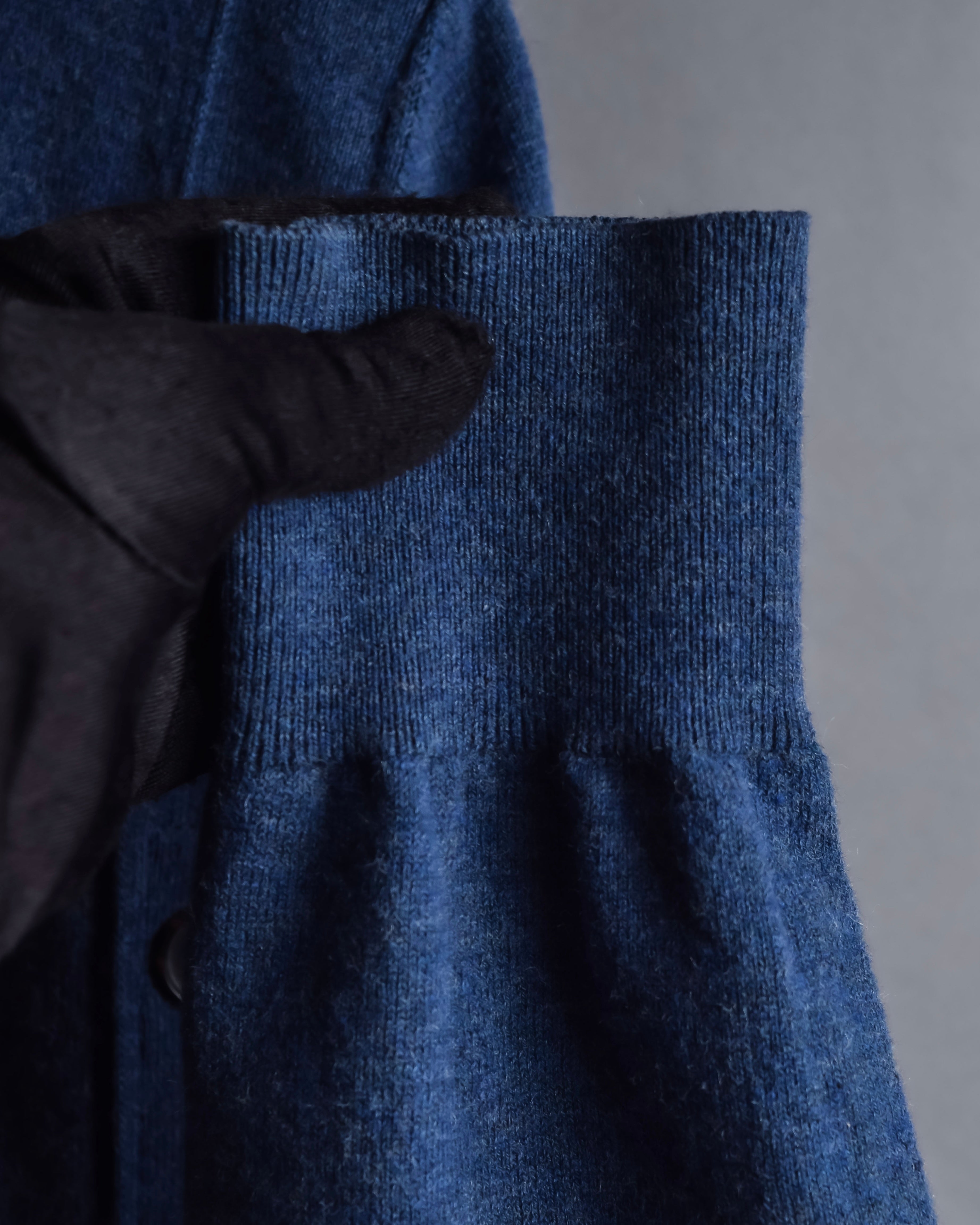 "MAISON MARGIELA" 17SS Asymmetric button line knit