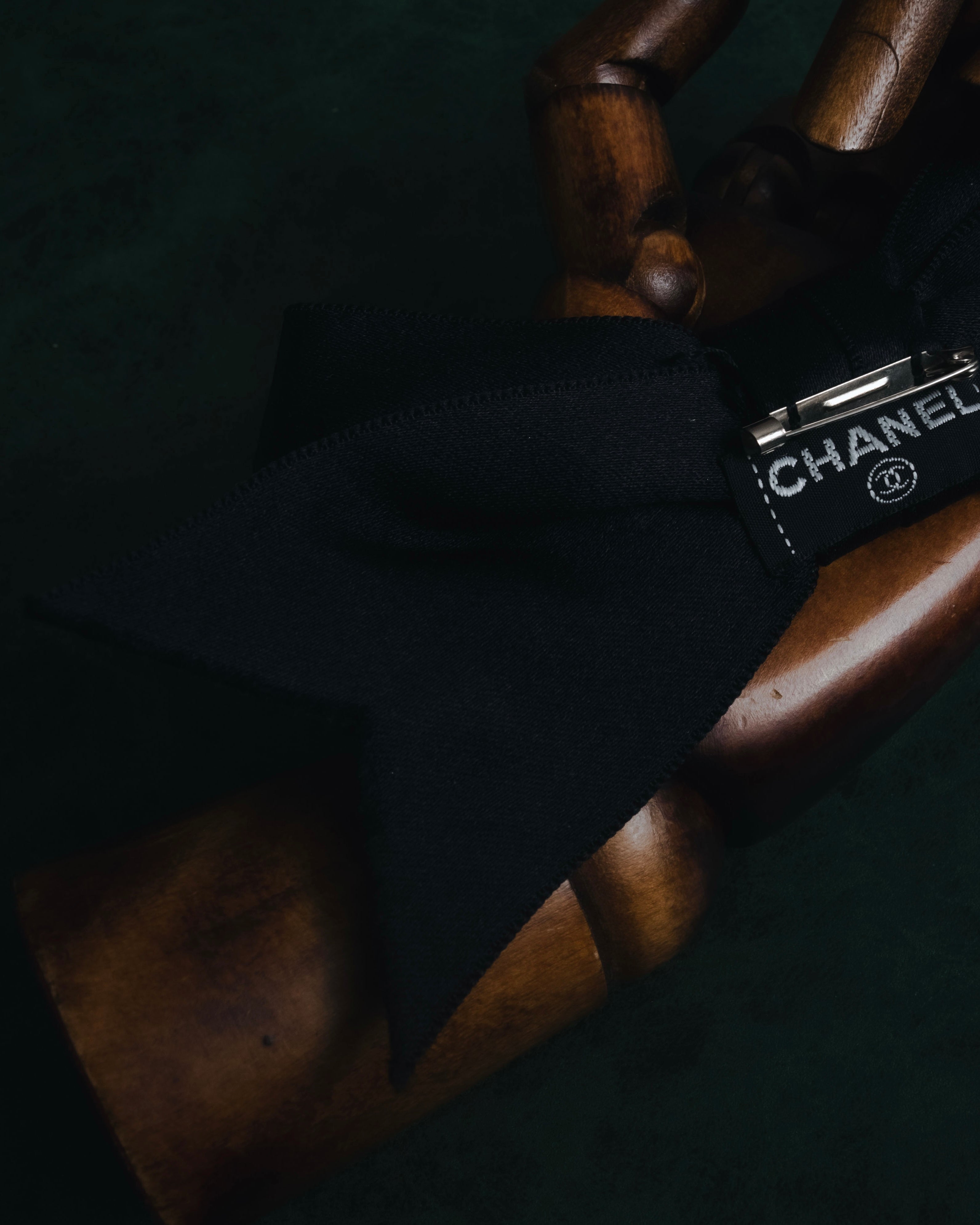 "CHANEL" 90’s black satin and grosgrain ribbon brooch