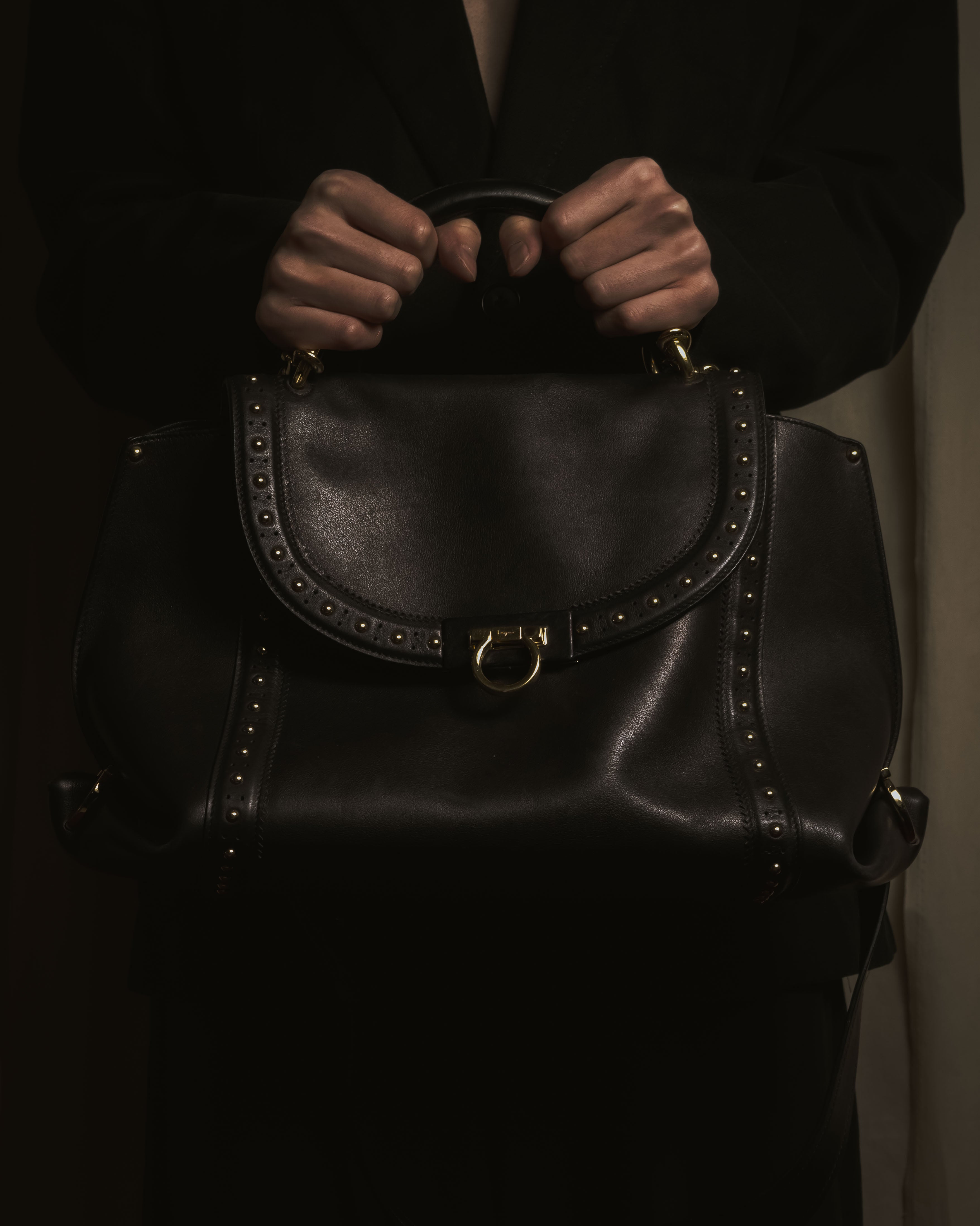 フェラガモゴールドスタッズ 公式通販 Ferragamo フェラガモ 黒 本革