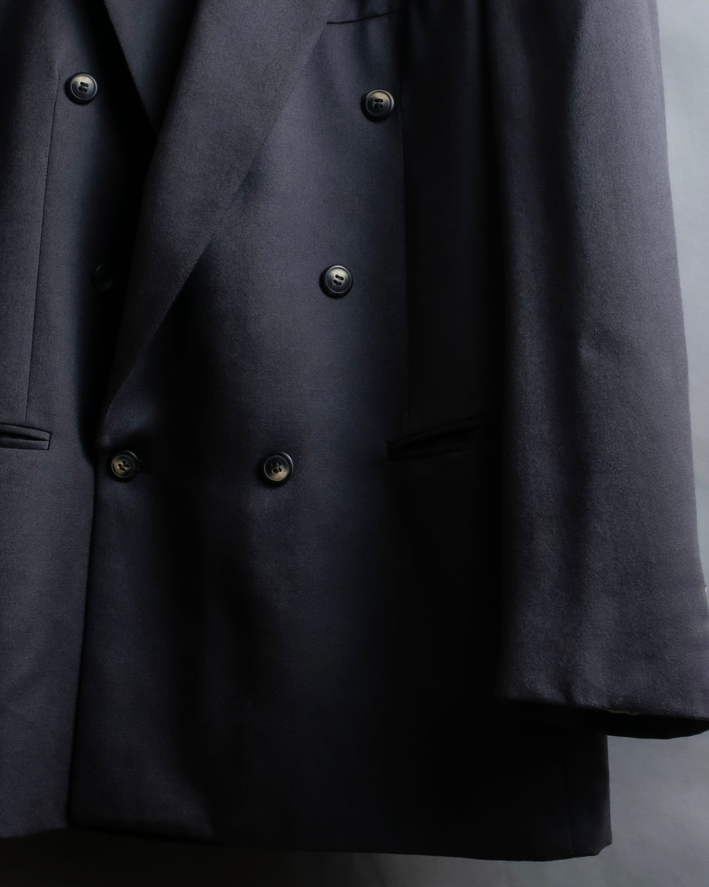 Vintage shoulder construction peak lapel tailored jacket