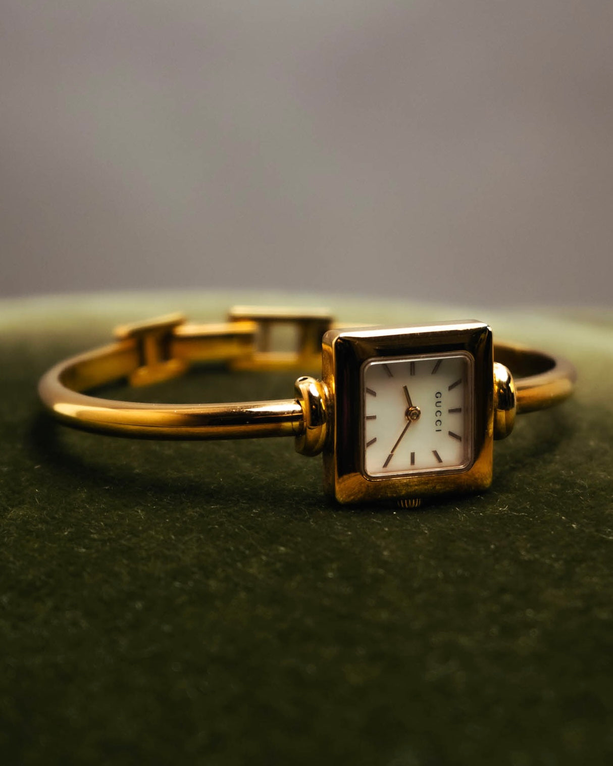 -SPECIAL- “GUCCI” 90’s-00’s 1900L gold tone bangle watch