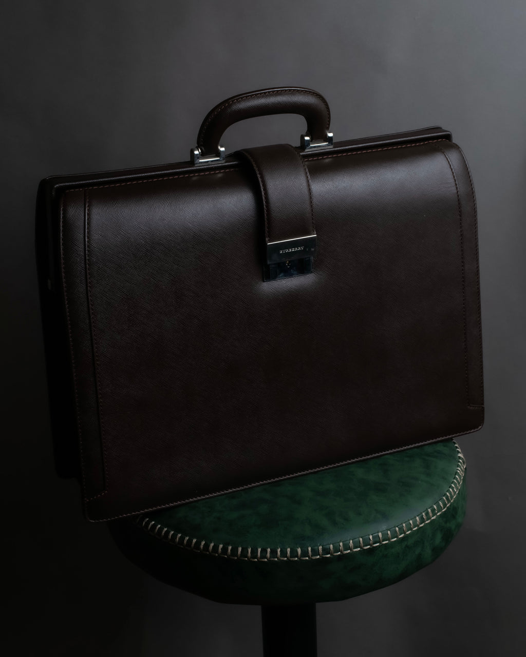 Pvc Briefcase BURBERRY (バーバリー) - ブリーフケース - ブラウン - PVC型押し メタルバックル ビジネスバッグ – MOOD