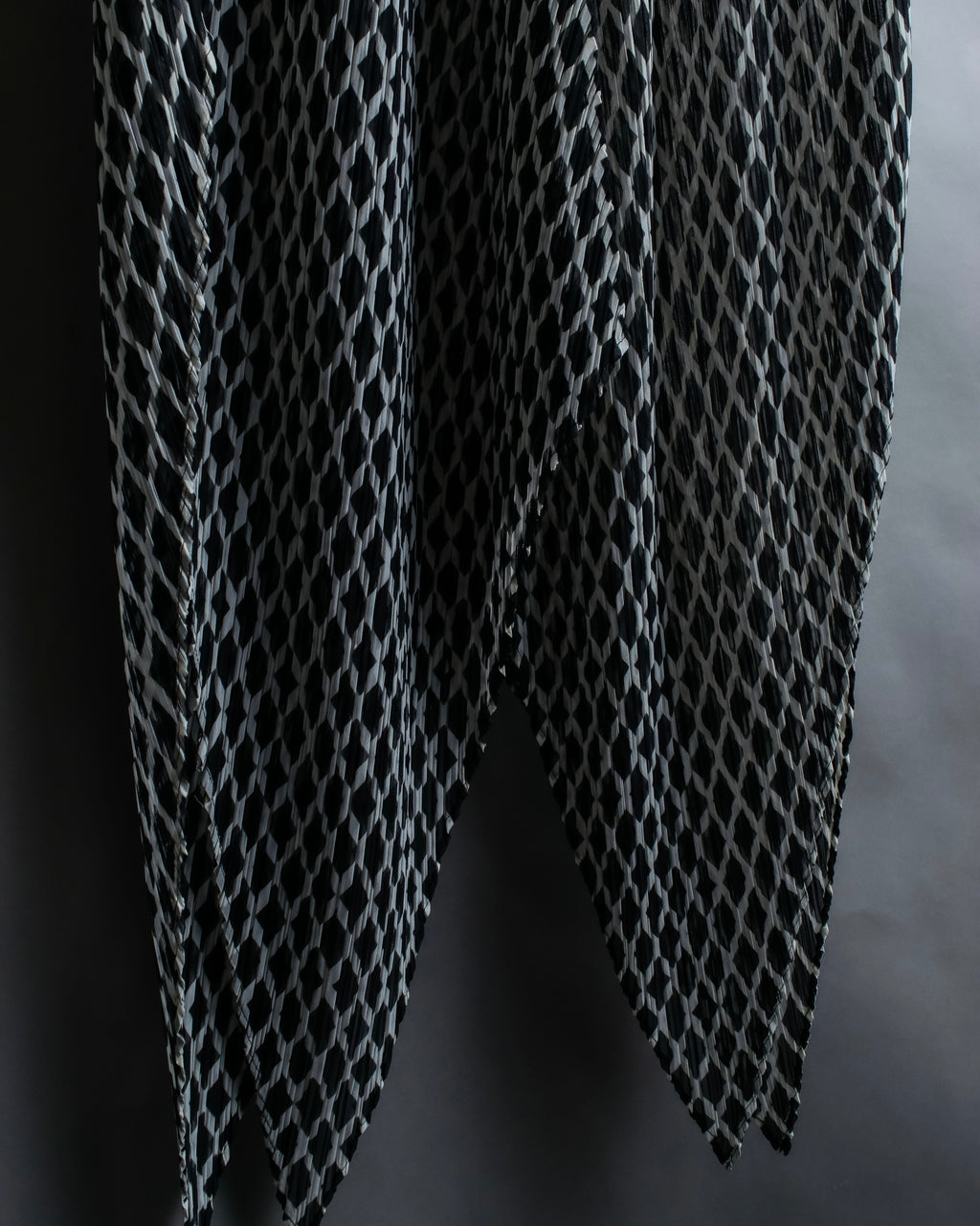 "ISSEY MIYAKE White label"
 Tailcoat design sleeveless dress