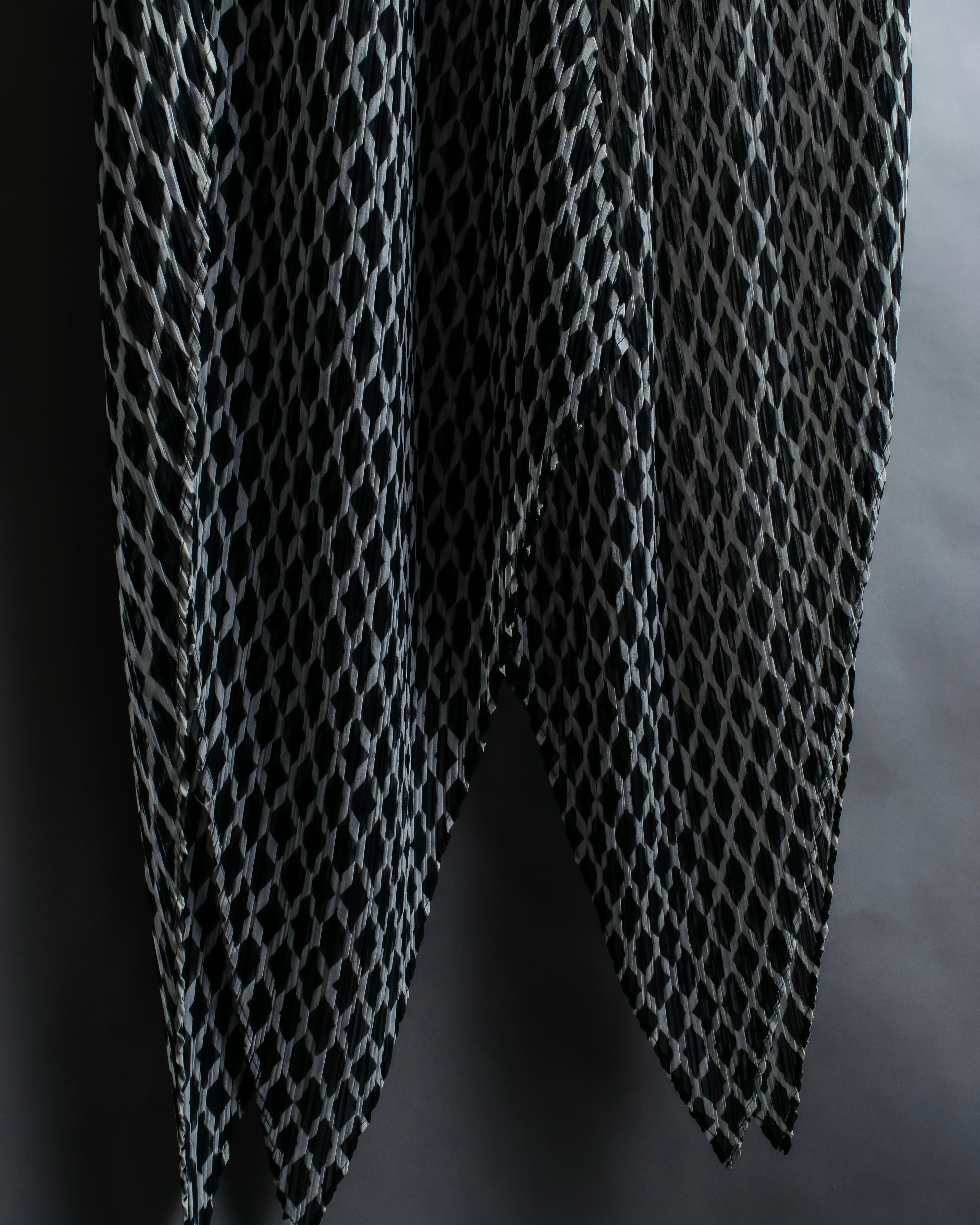 "ISSEY MIYAKE White label"
 Tailcoat design sleeveless dress