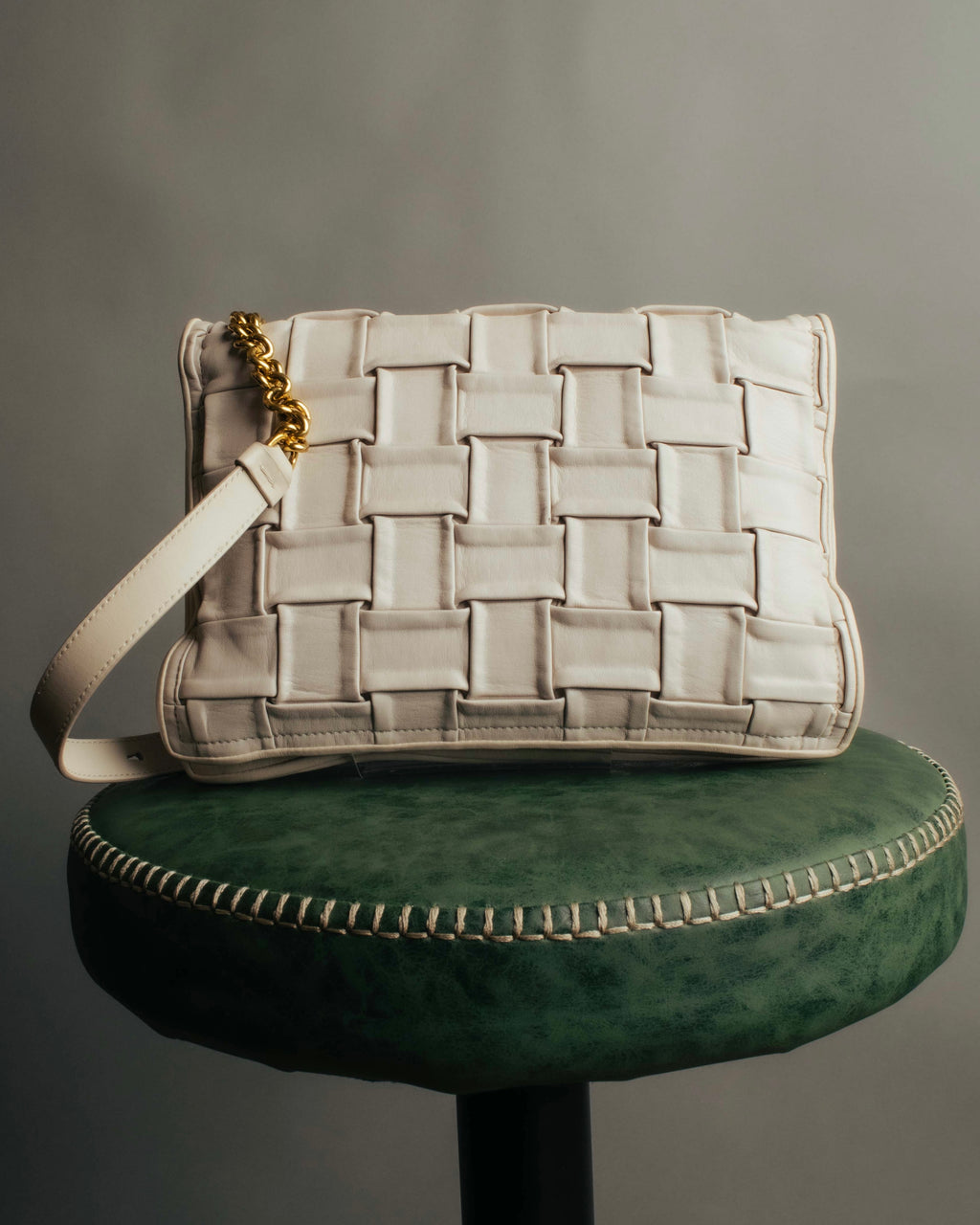 -SPECIAL- “Salvatore Ferragamo” 2020-2022 Woven vara chain shoulder bag