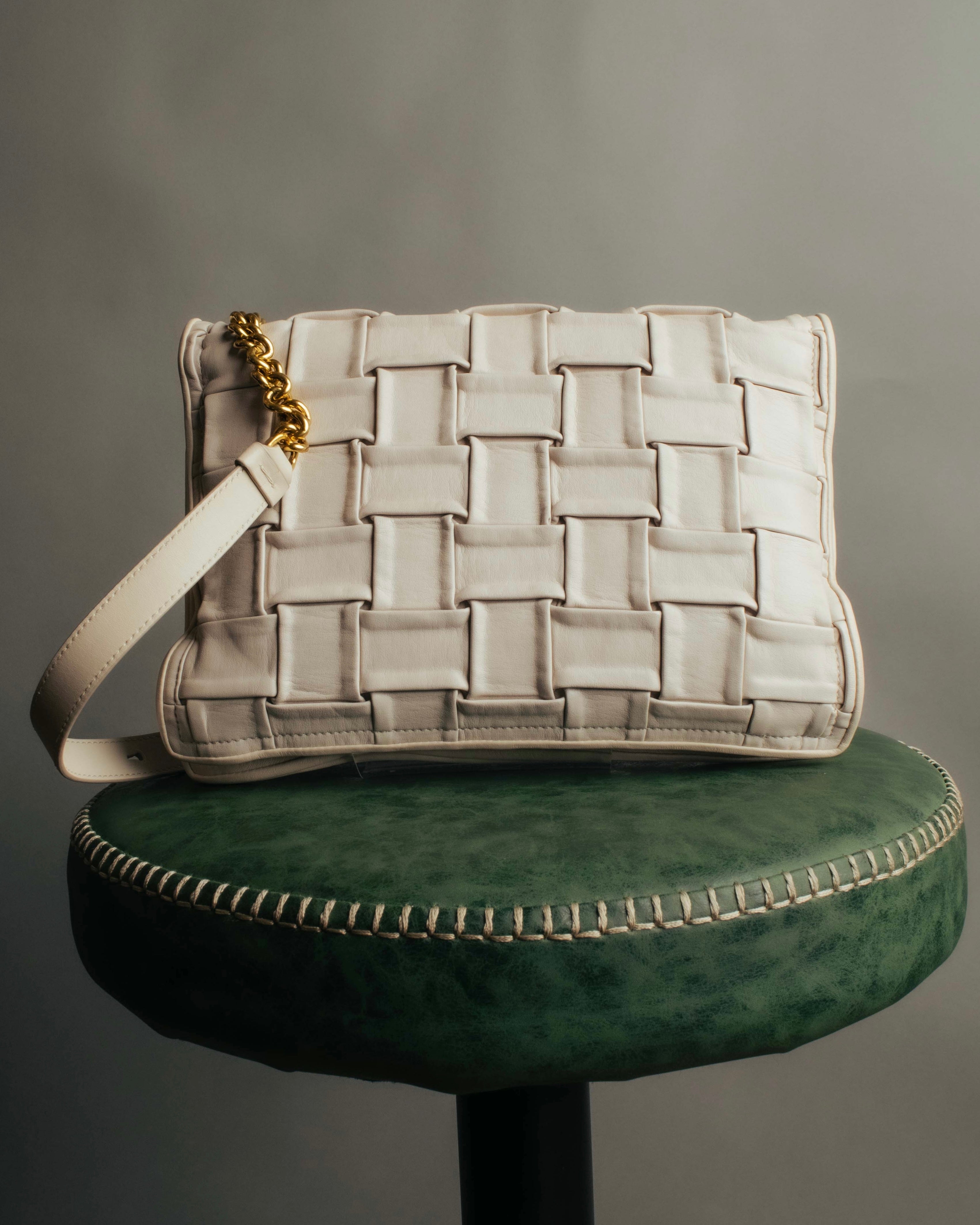 -SPECIAL- “Salvatore Ferragamo” 2020-2022 Woven vara chain shoulder bag