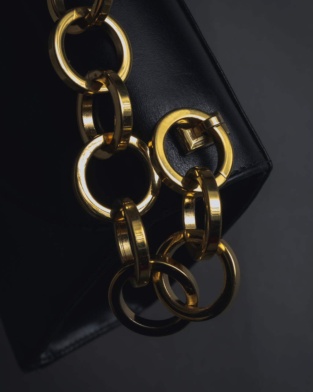 "Salvatore Ferragamo" 90’s Jewelry gold chain design leather bag