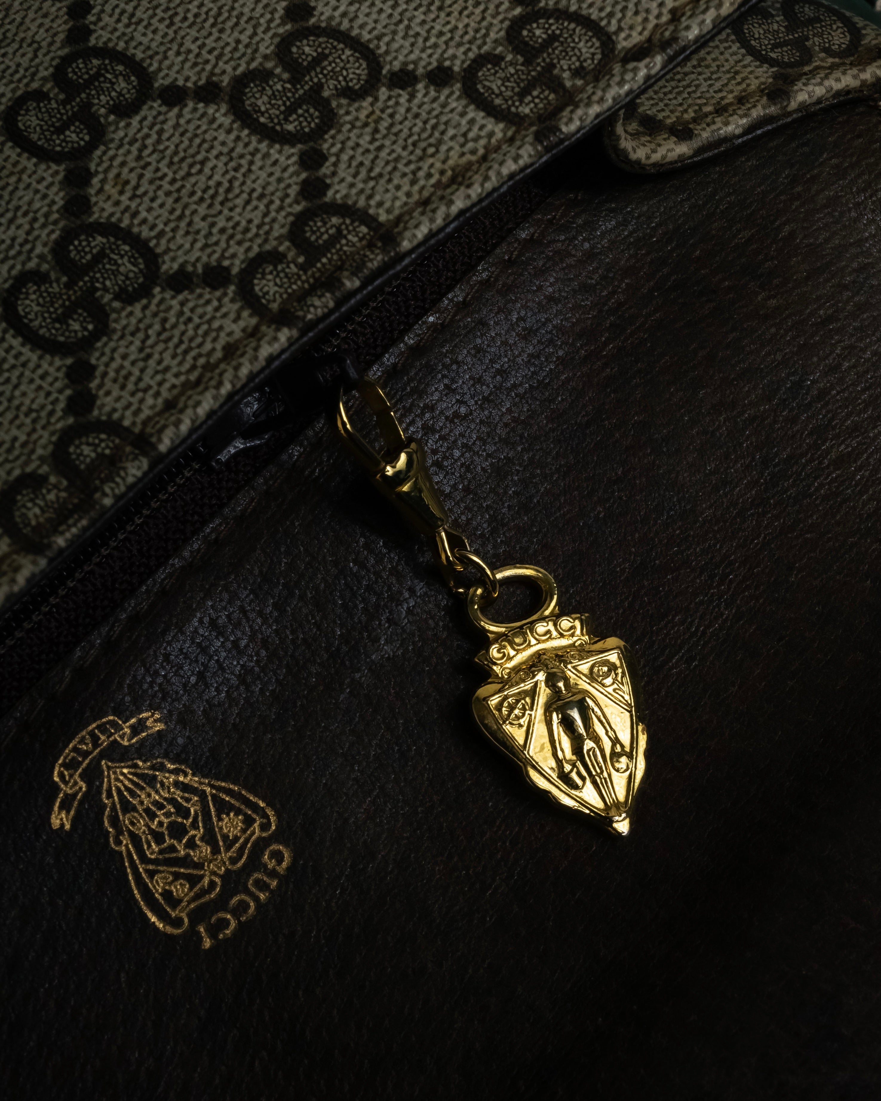 "GUCCI" 1970-80's Clasp design GG logo pattern shoulder bag