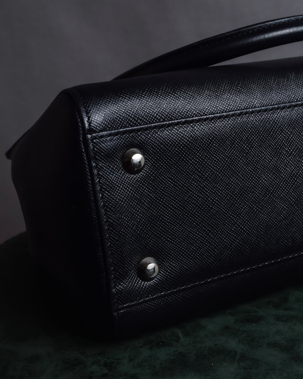 "BURBERRY" Trapezoidal embossed leather one-handle bag