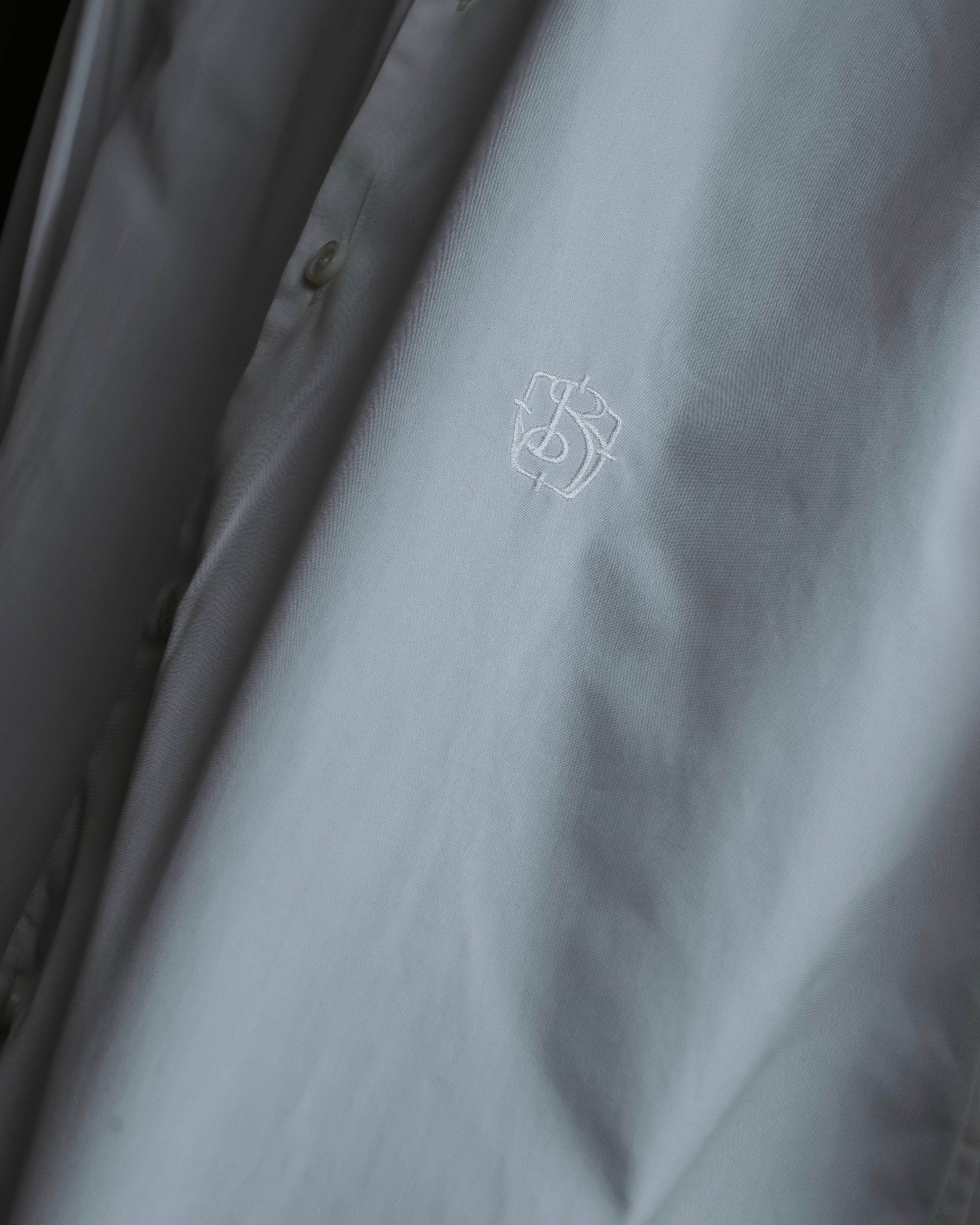 "BURBERRY" Wide collar embroidered emblem white shirt